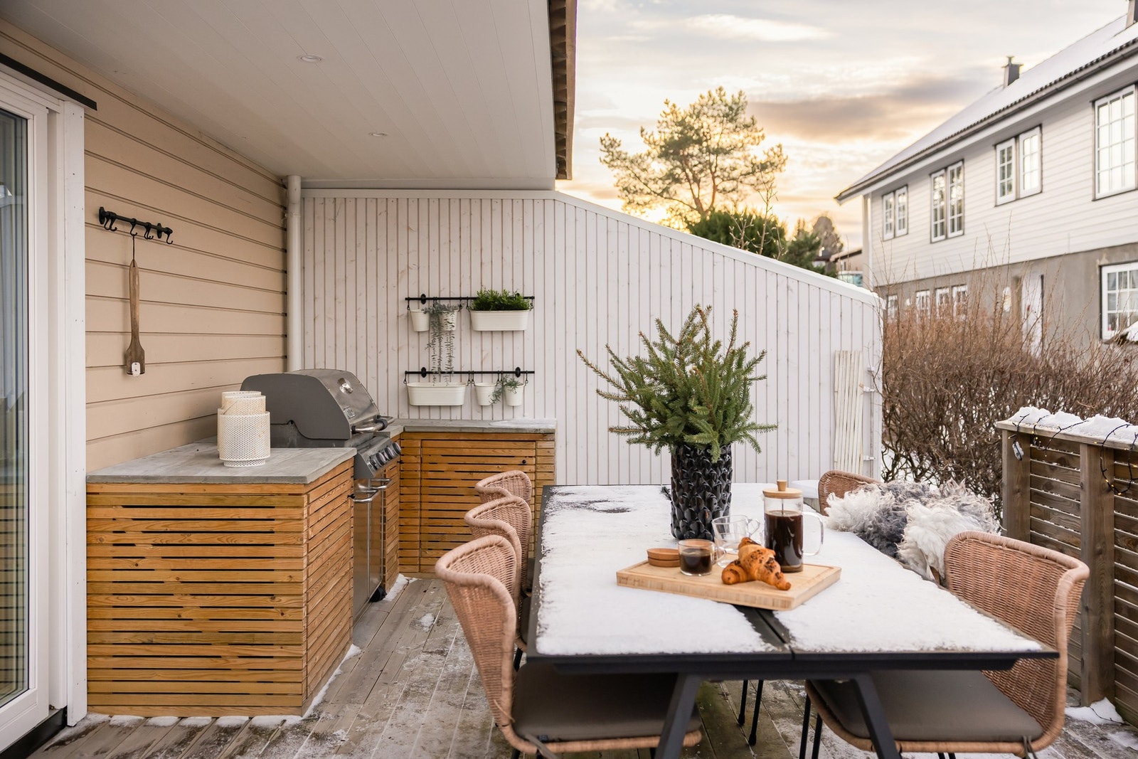 Vestvendt veranda på 20 m² med delvis overbygg og utekjøkken. Galleribilde