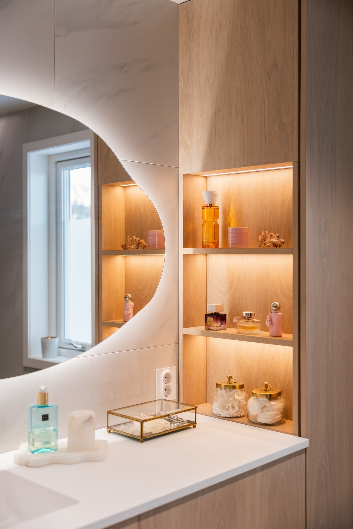 Her er baderomsinnredning, dusjnisje og vegghengt toalett. Galleribilde