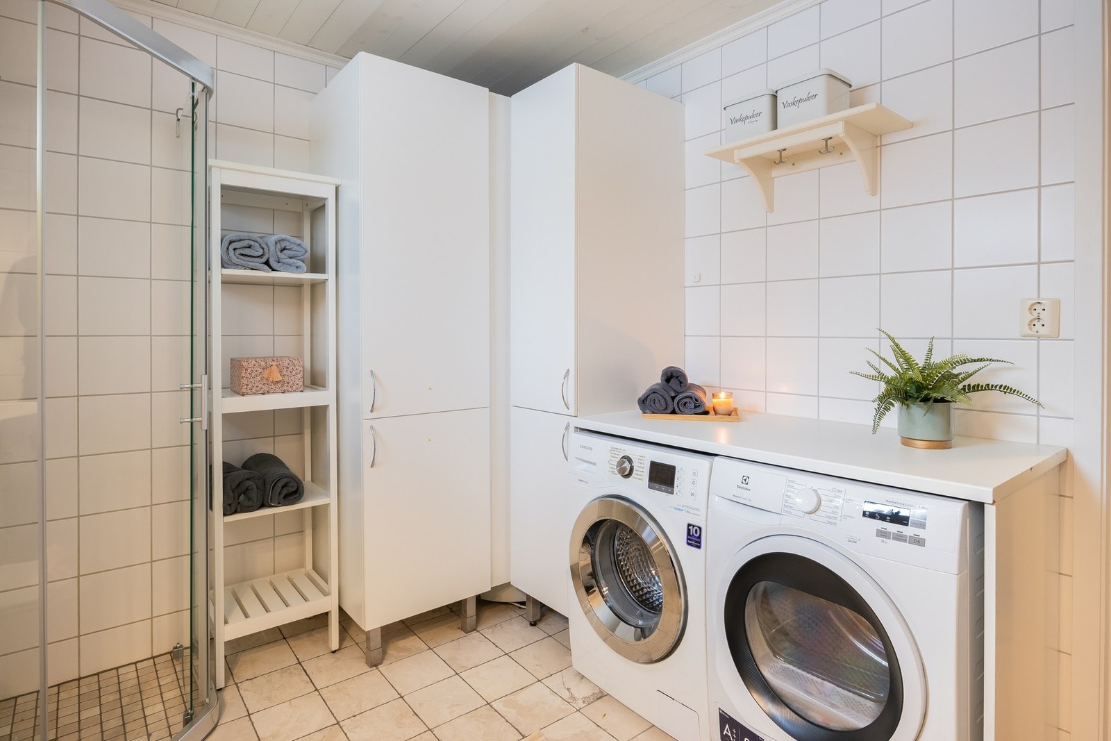 Badet ble oppusset i 2012, og har baderomsinnredning, vegghengt toalett, dusjhjørne, skap og opplegg for vaskemaskin og tørketrommel. Varmekabler. Galleribilde