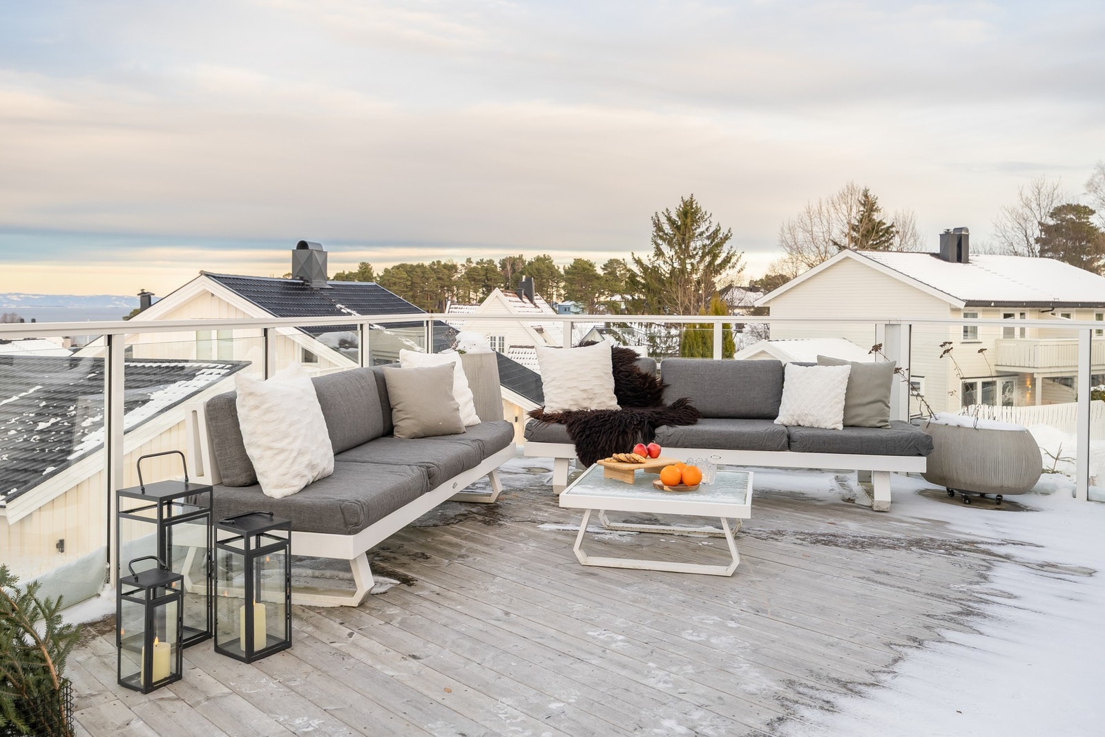 Takterrassen nyter godt av svært god utsikt over fjorden samt fine solforhold helt til sen kveld på sommerstid. Galleribilde