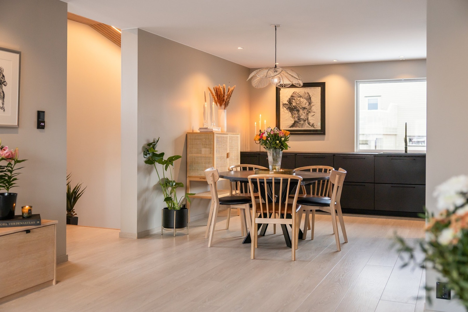 Store vindusflater og skyvedør gir rikelig med naturlig lys, samt direkte utgang til veranda. Galleribilde