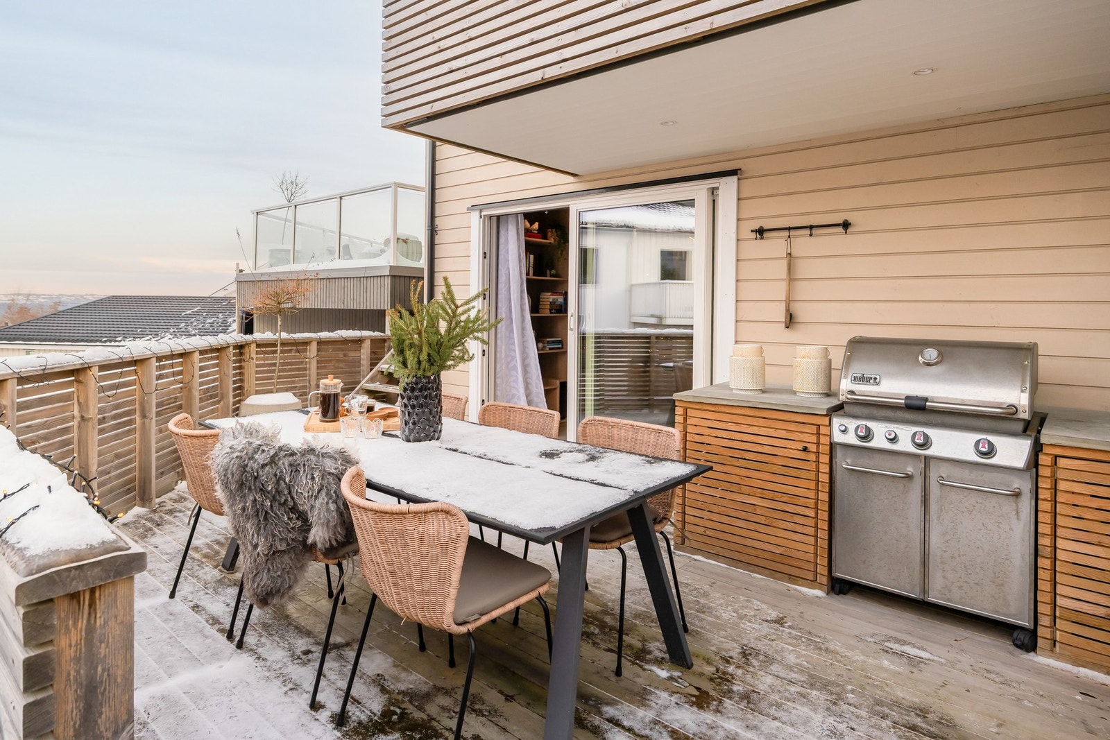 Herfra er nedgang til plen og oppgang til takterrasse over carport. Galleribilde