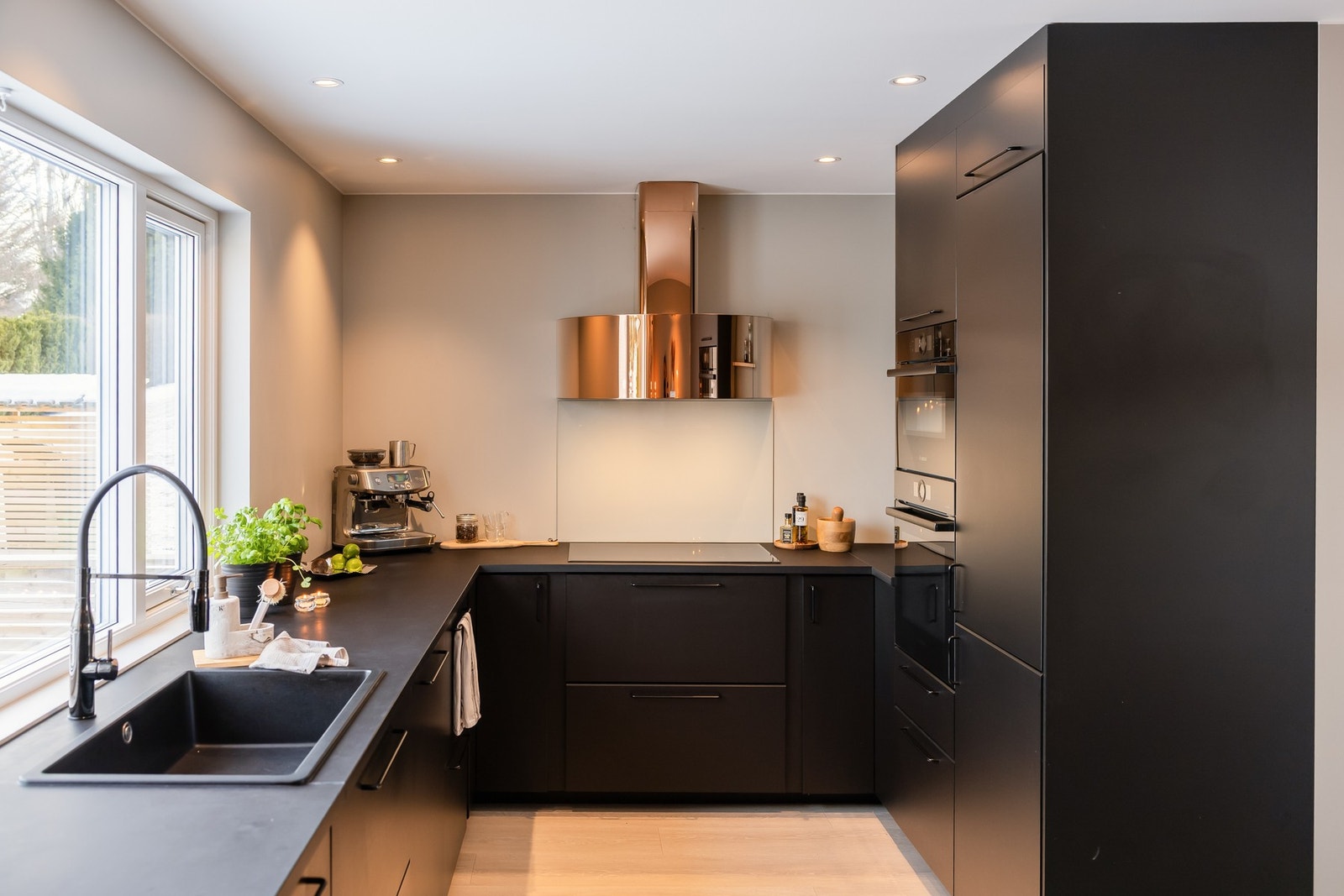 Innredningen har godt med både oppbevarings- og benkeplass. Galleribilde