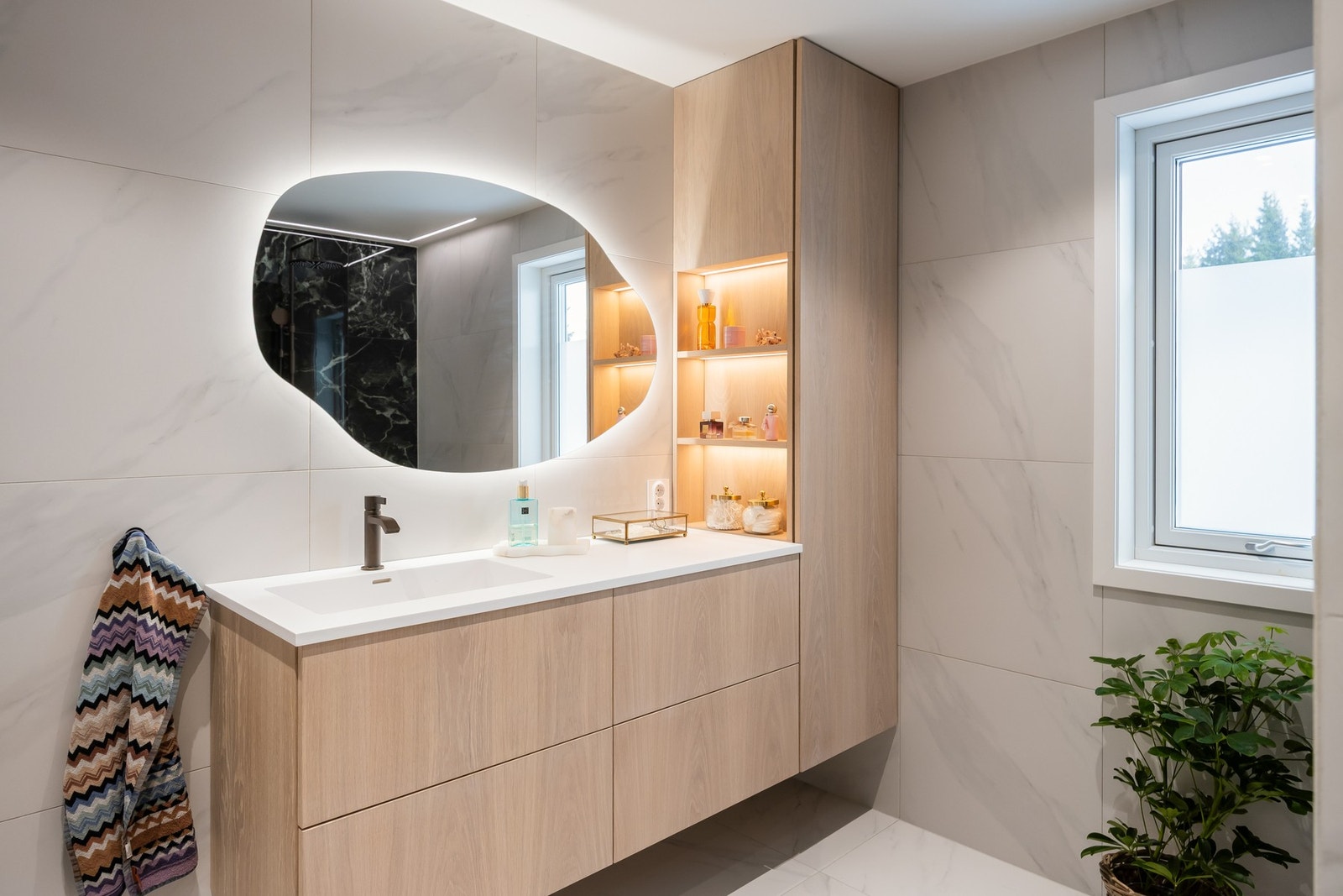 Totalrenovert i 2025, plasseffektive møbler laget av møbelsnekker for maksimal utnyttelse og estetikk. Galleribilde