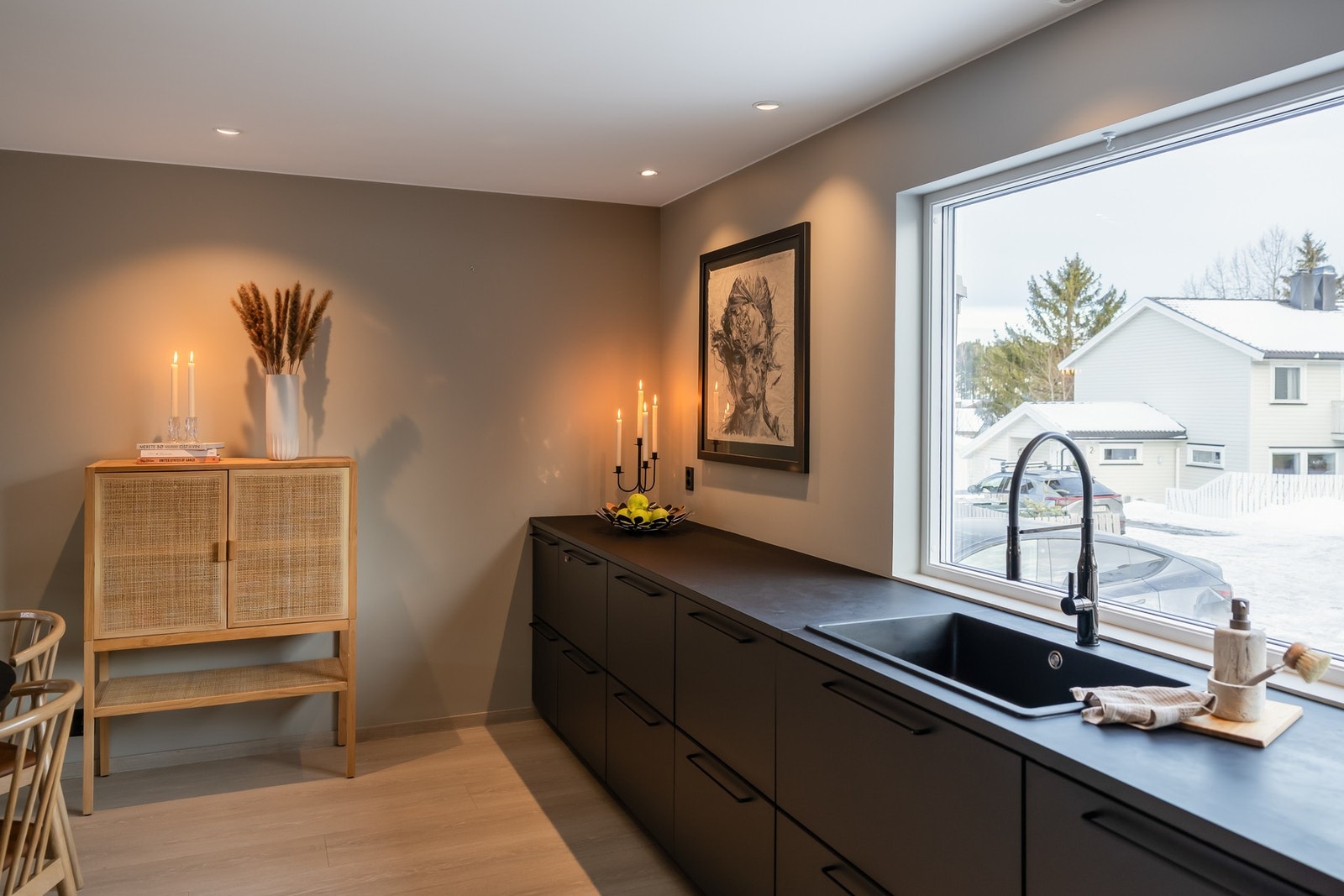 Innredningen har integrert stekeovn, kombinert steke-/mikrobølgeovn, platetopp, oppvaskmaskin og kombinert kjøl-/fryseskap. Galleribilde