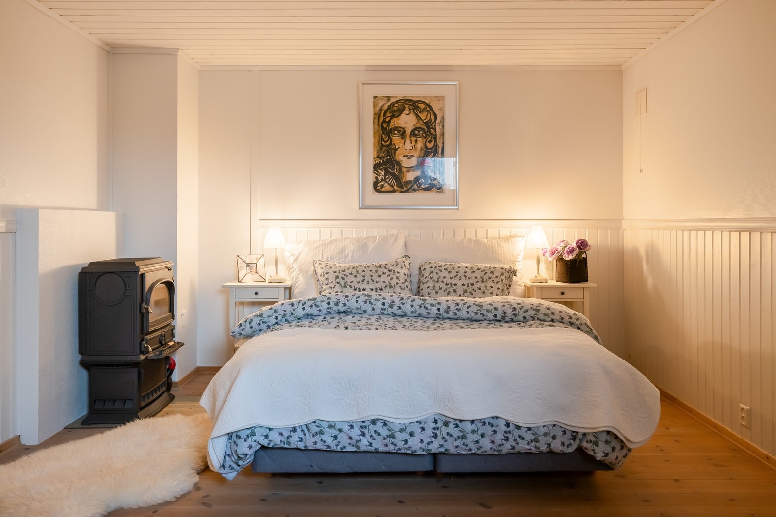 Romslig kjellerstue på 18m². Her er vedovn. Galleribilde