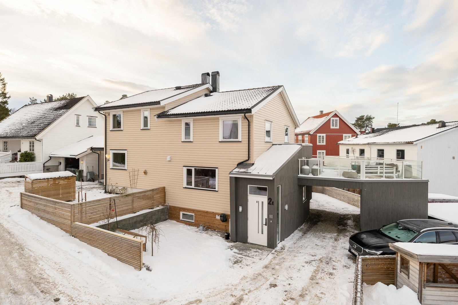 Boligen ligger skjermet til innerst i en blindveg. Området må beskrives som trygt og familievennlig med nærhet til skoler og barnehage. Galleribilde