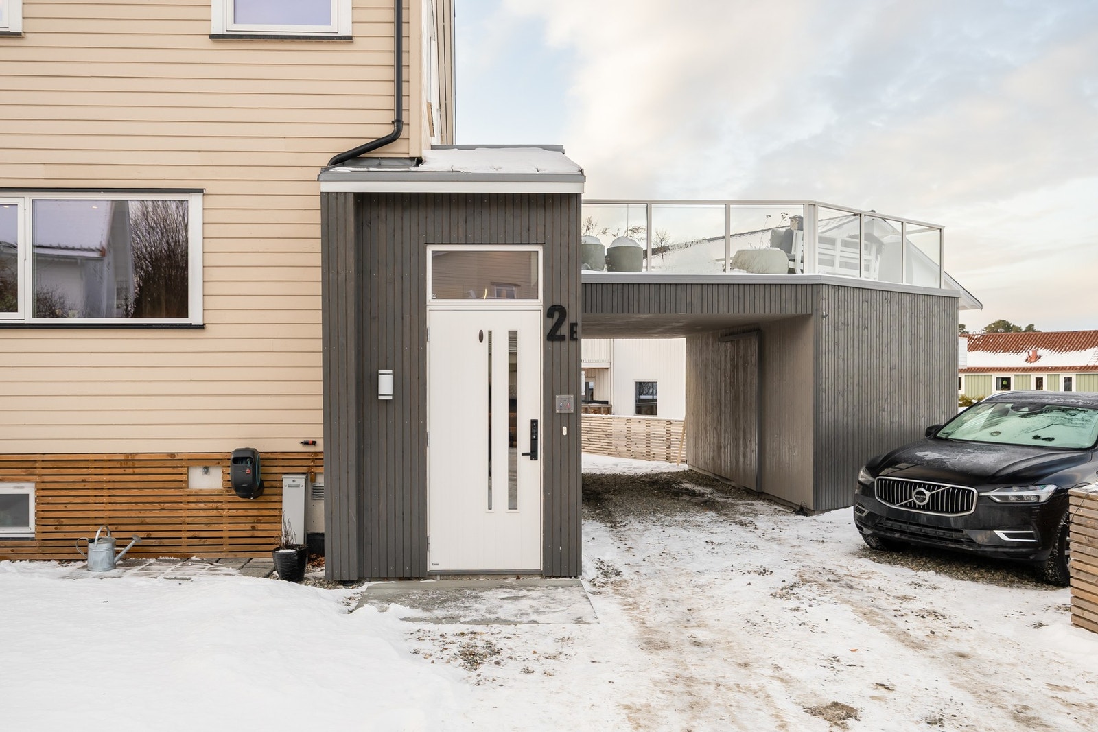 Boligen ble i 2020 påbygd med 10m² samt bygd ny carport, takterrasse og bod. Alt arbeid utført av anerkjente Byåsen Trevare. Galleribilde