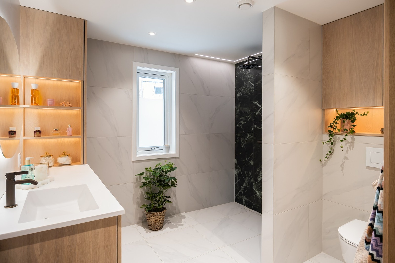 Stort og meget lekkert bad på 6,9m². Galleribilde