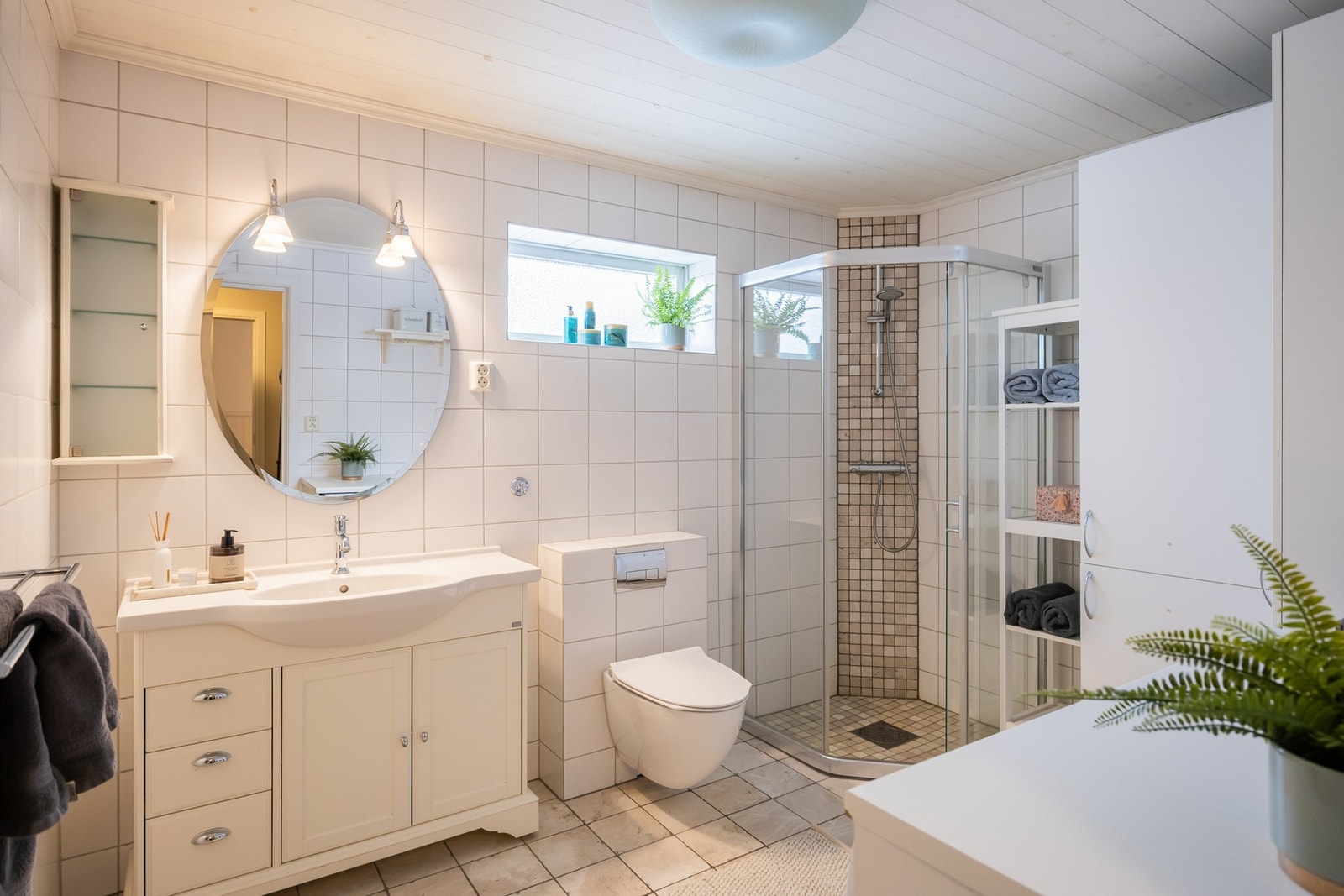 Badet i kjelleren er på 8m², og er et kombinert bad/vaskerom. Badet har fliser på vegger og gulv. Galleribilde