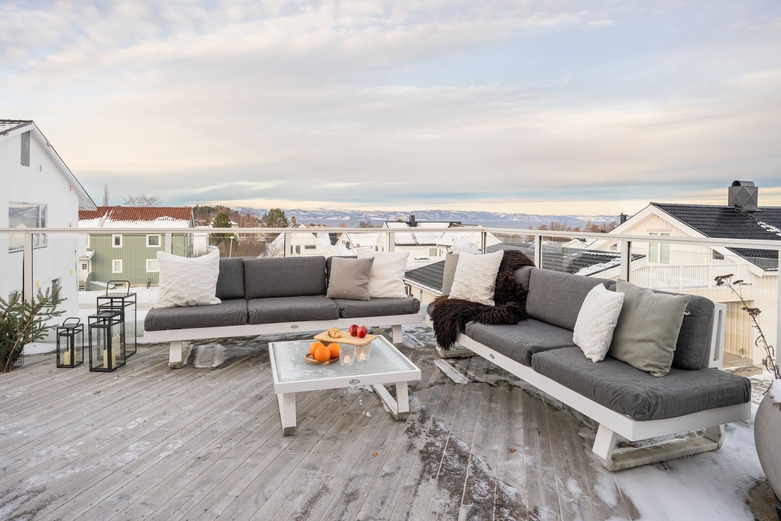 Stor takterrasse på 27 m² med fjordutsikt og sol til sen kveld. Galleribilde