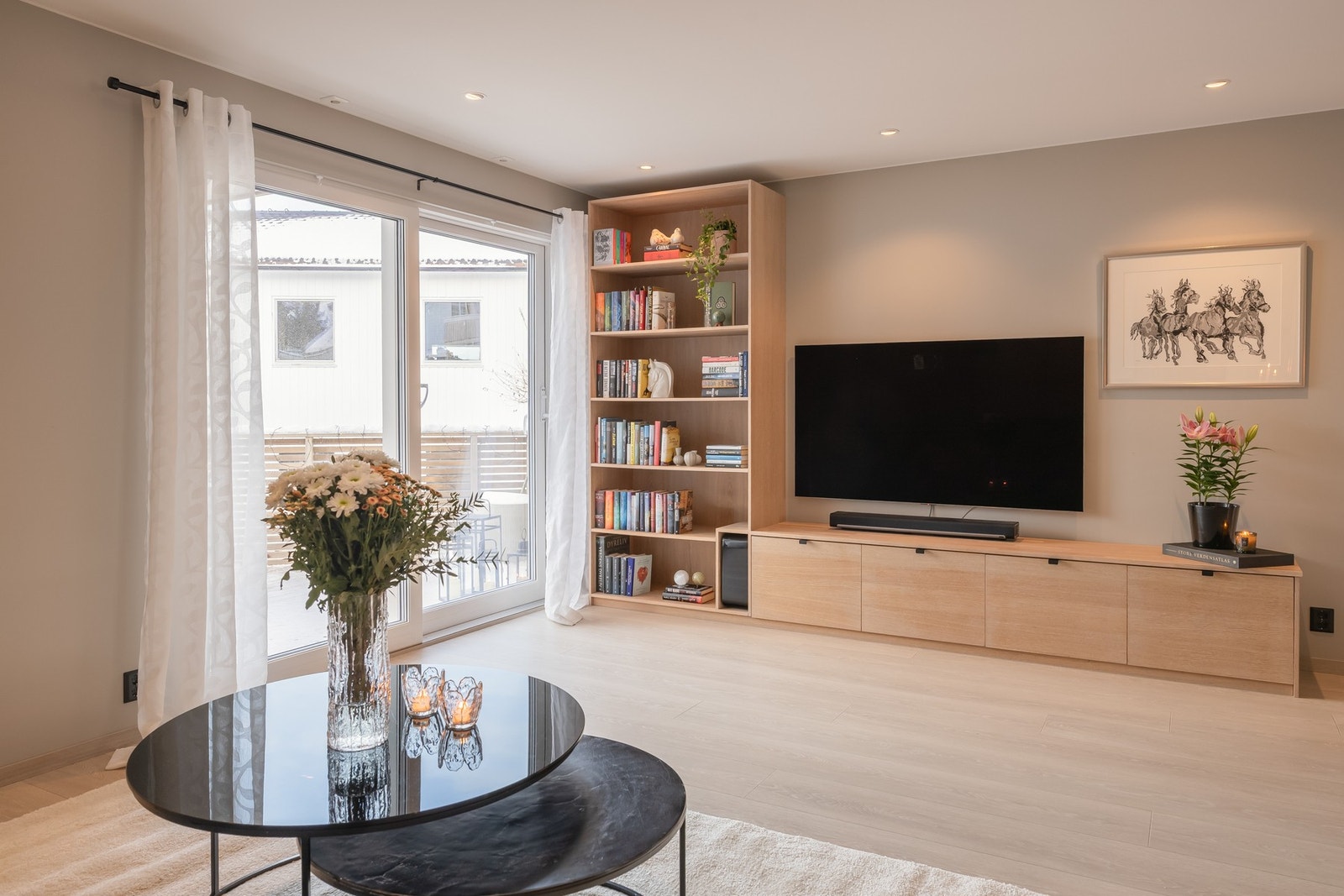 Stuen har plassbygd seksjon i eik som vil medfølge. Galleribilde