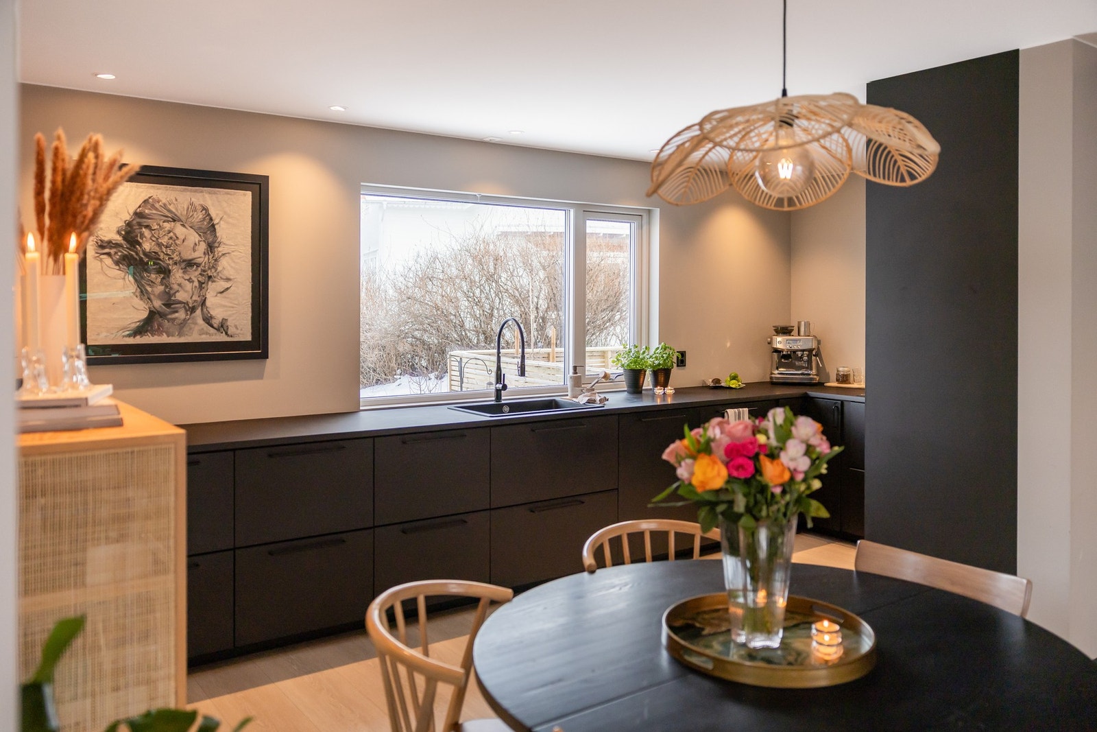 Stilren sort kjøkkeninnredning fra Ikea, ny 2020. Galleribilde