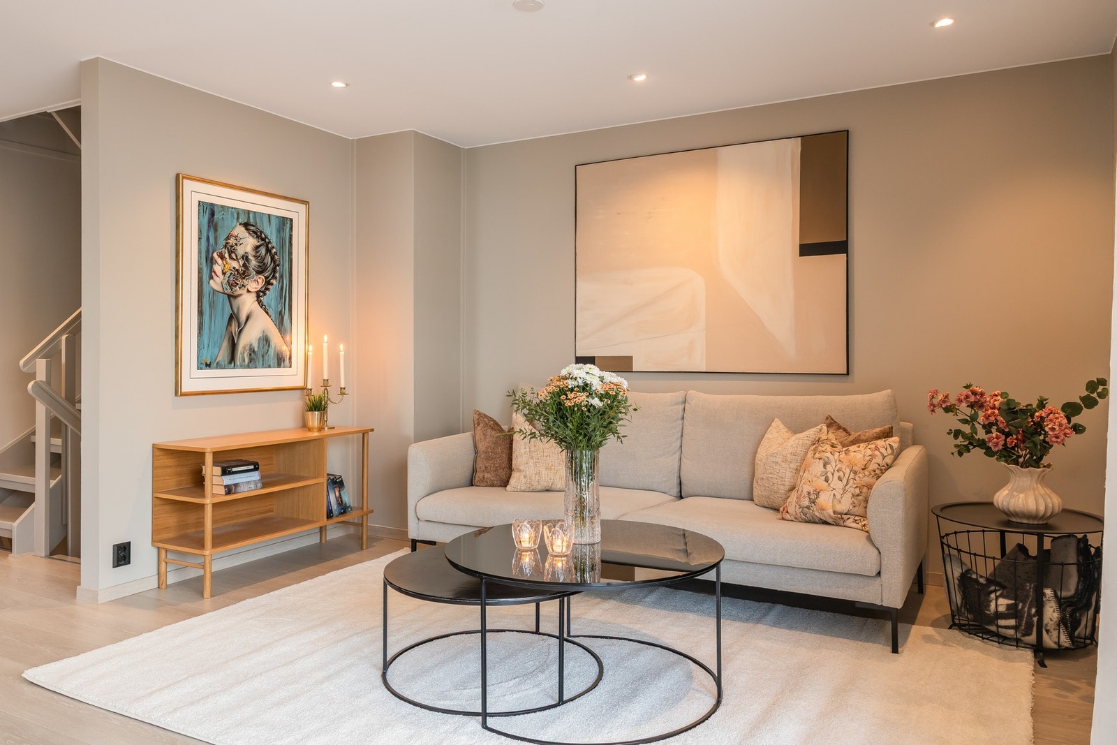 Stuen har god plass til både sofagruppe og spisestue. Galleribilde