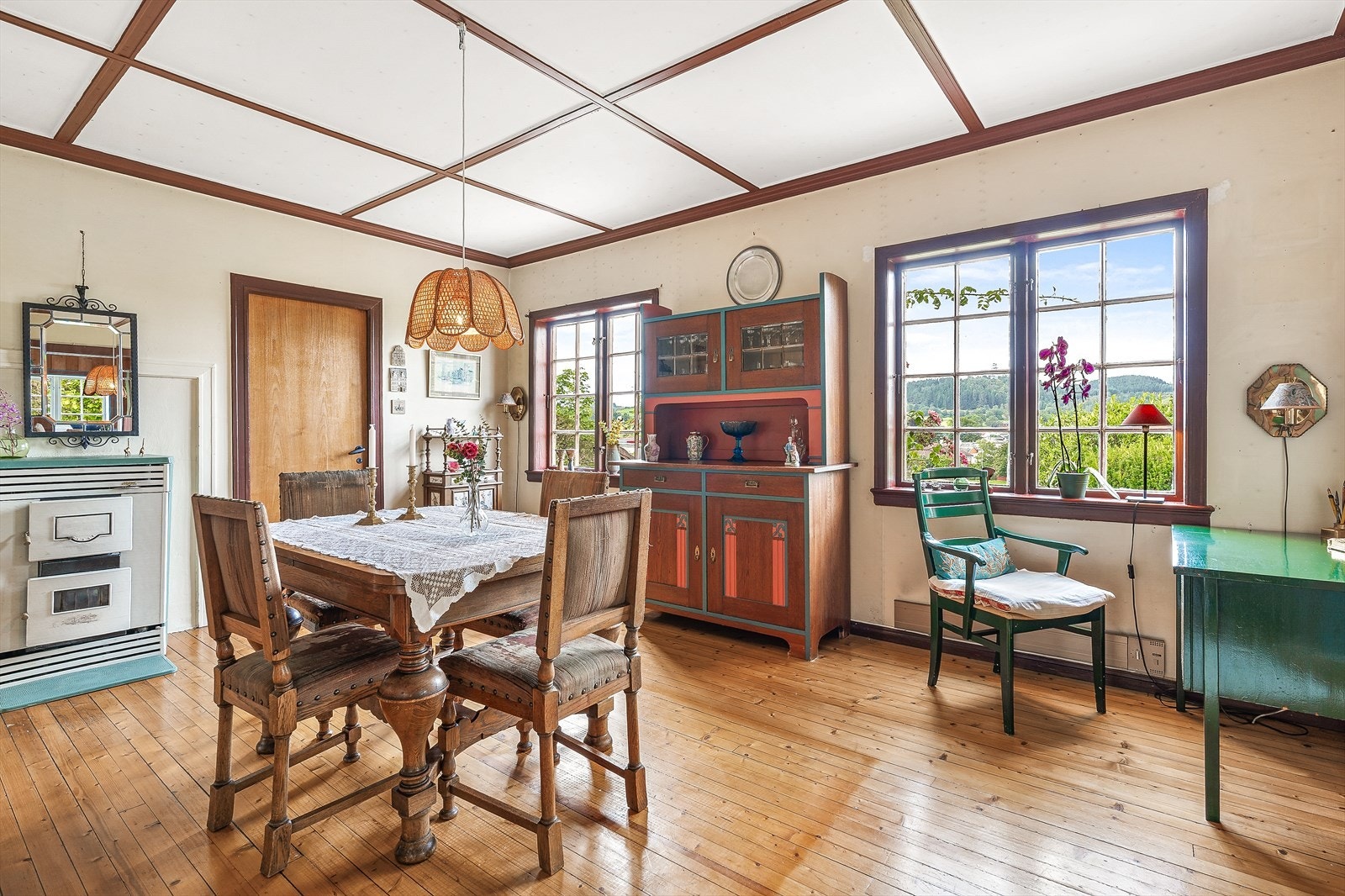 Spisestuen rommer enkelt et stort spisebord for hele familien Galleribilde