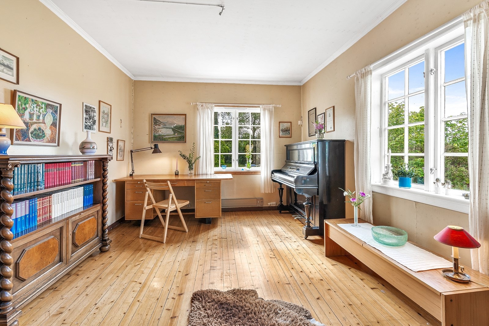 Videre innover finnes et ekstra rom med god plass til møblement - perfekt som hobbyrom, bibliotek eller musikkrom. Galleribilde