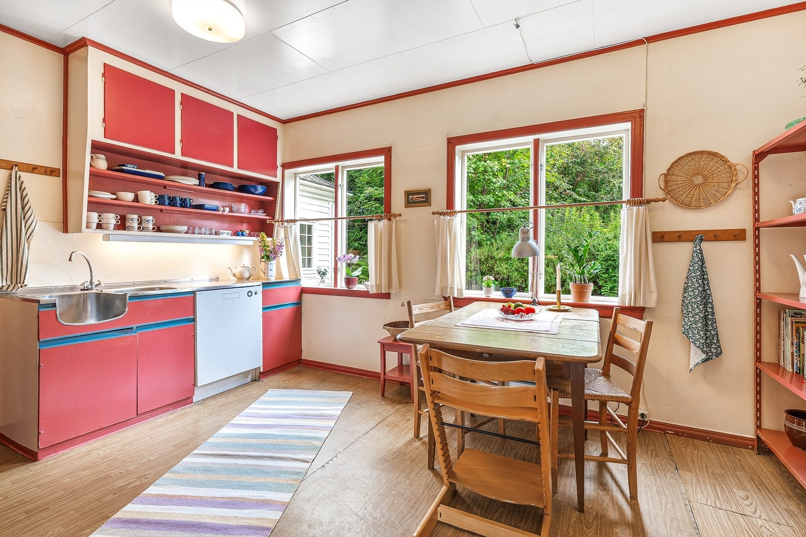 Kjøkkenet er av god størrelse og innredet med glatte fronter og laminert benkeplate Galleribilde