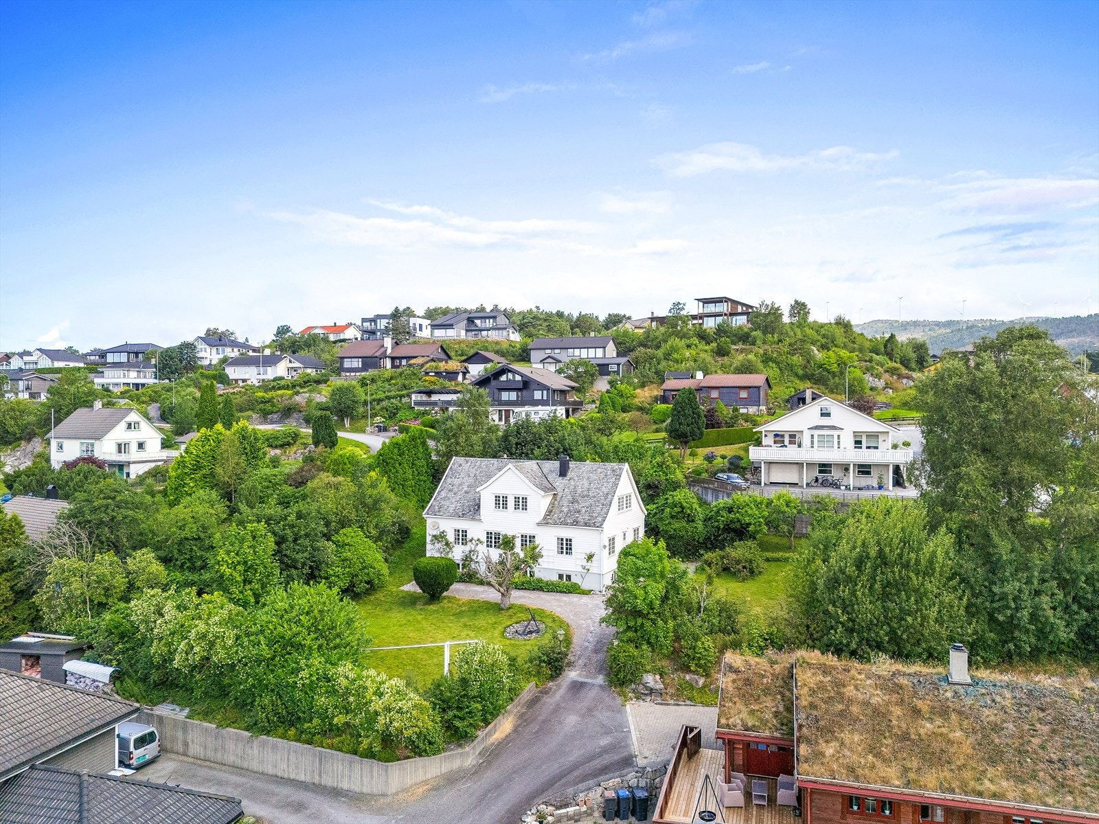 Denne eneboligen har et særegent preg og en spennende historie. Den ble oppført i ca 1947 av daværende lensmann i Fitjar, som ønsket seg et tradisjonelt Bergenshus . Galleribilde