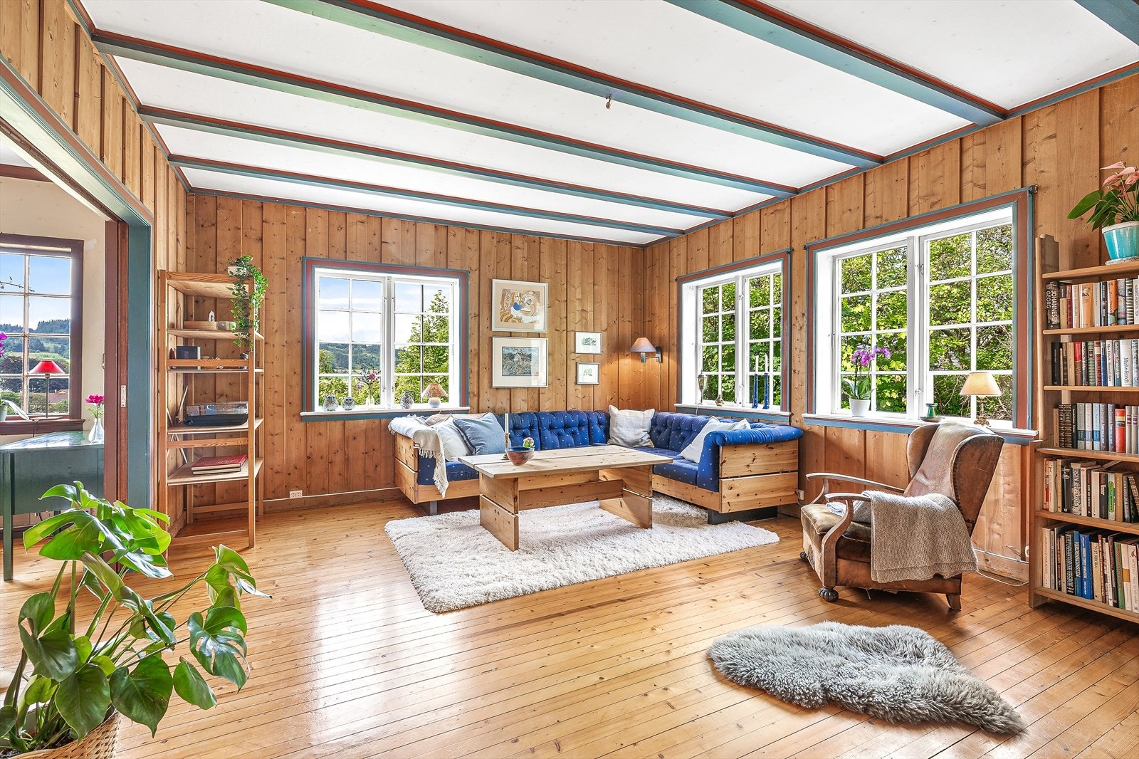 Stuen er romslig med god plass til ønsket møblement og har store vindusflater som slipper inn rikelig med naturlig lys Galleribilde