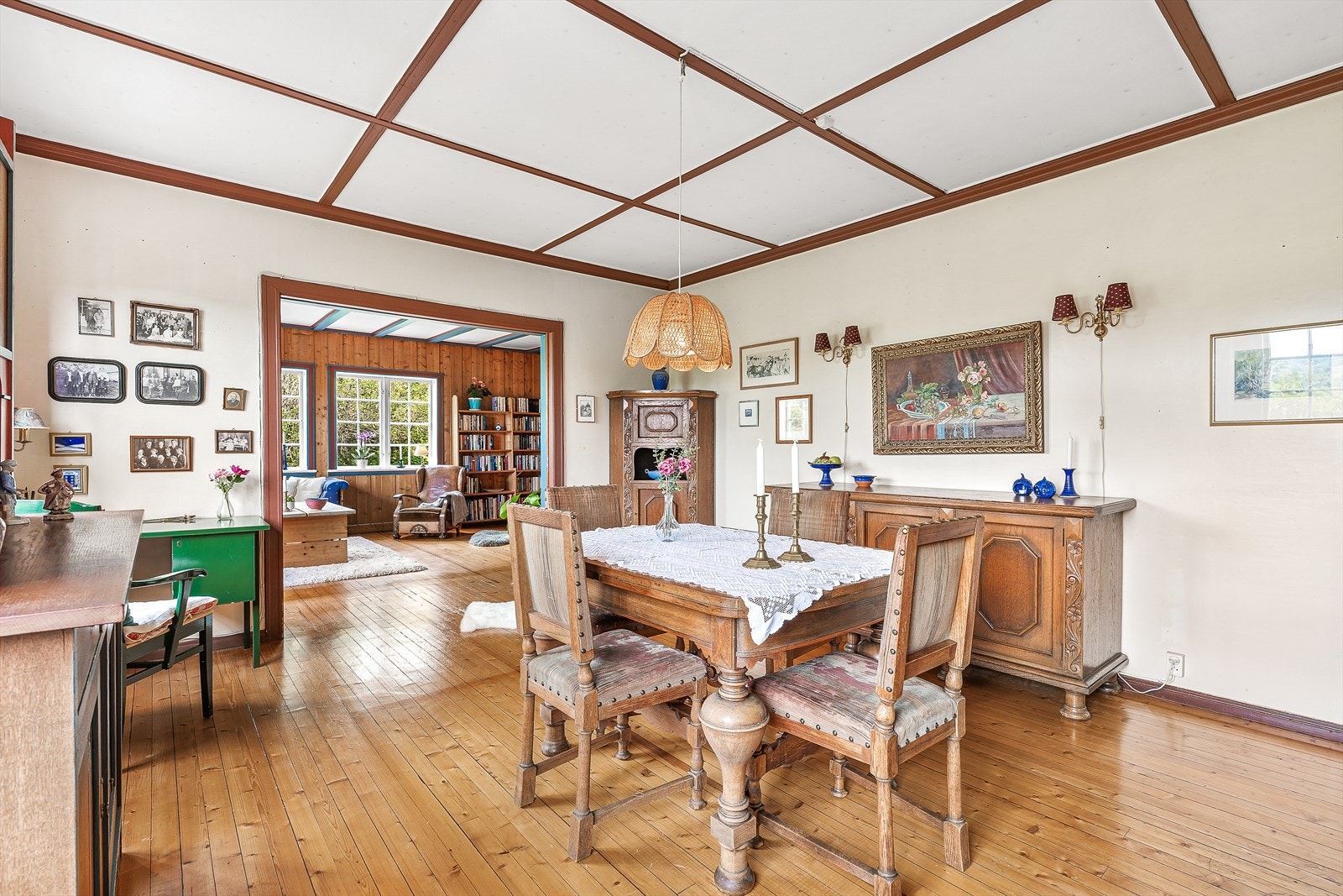 De klassiske detaljene gir stuen en unik karakter, samtidig som vinduene gir flott utsyn mot hagen og landskapet utenfor Galleribilde