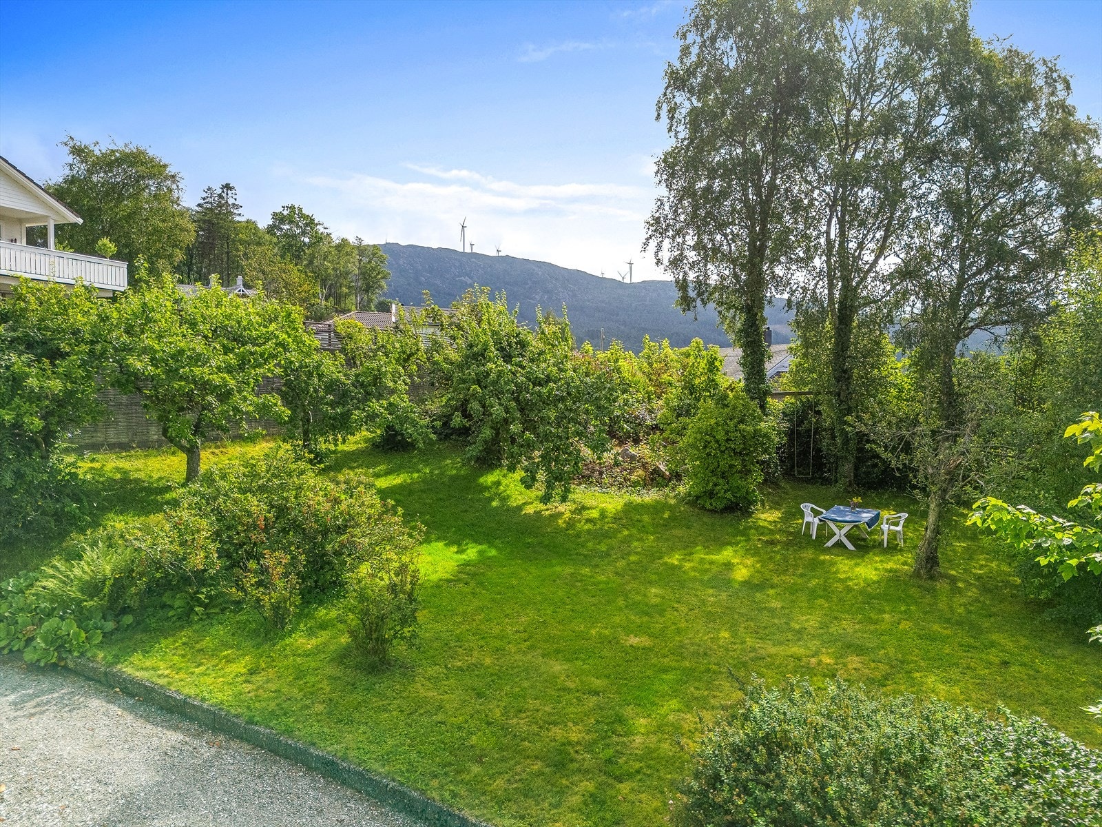 Hagen er pent opparbeidet med plen, prydbusker, trær, blomster og grusgang. Her finner du blant annet ripsbusker, eple- og plommetrær samt ville bringebær! Galleribilde