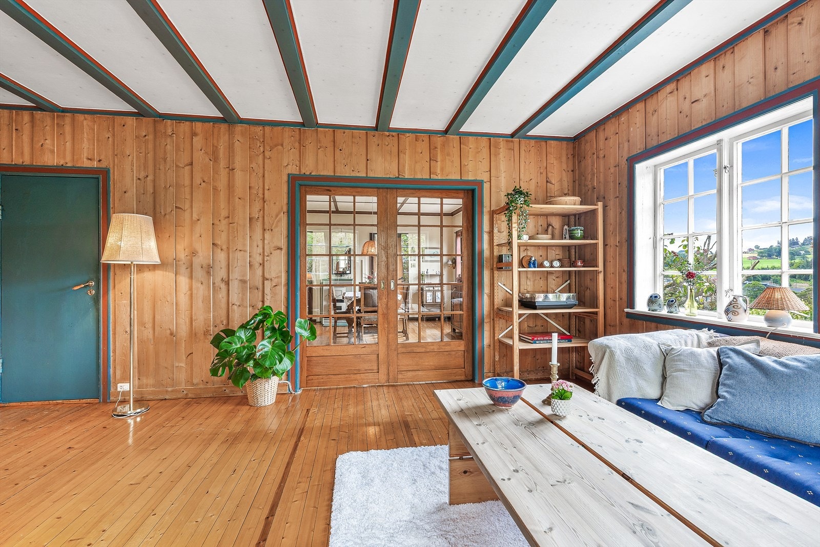 Fra stuen er det adkomst til spisestuen gjennom klassiske glassdører som skyves til siden Galleribilde