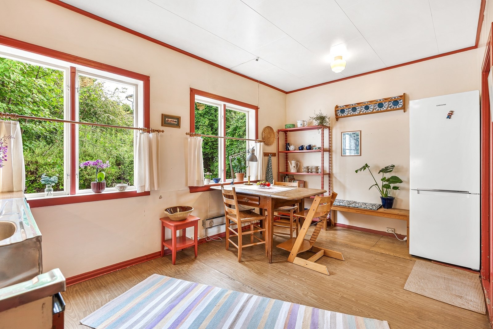 Store vindusflater sørger for godt lysinnslipp og skaper en hyggelig og sosial atmosfære. Galleribilde