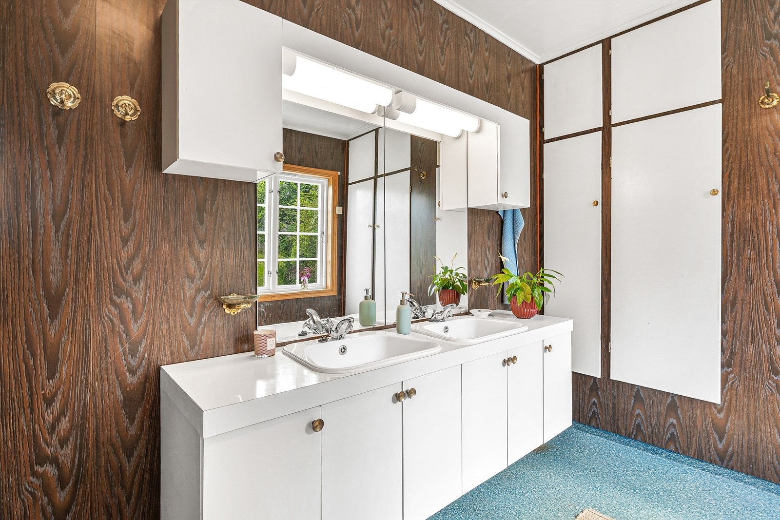 Badet har adkomst fra gangen og er innredet med dusjkabinett, badekar, baderomsinnredning med 2 vasker, toalett og opplegg for vaskemaskin Galleribilde