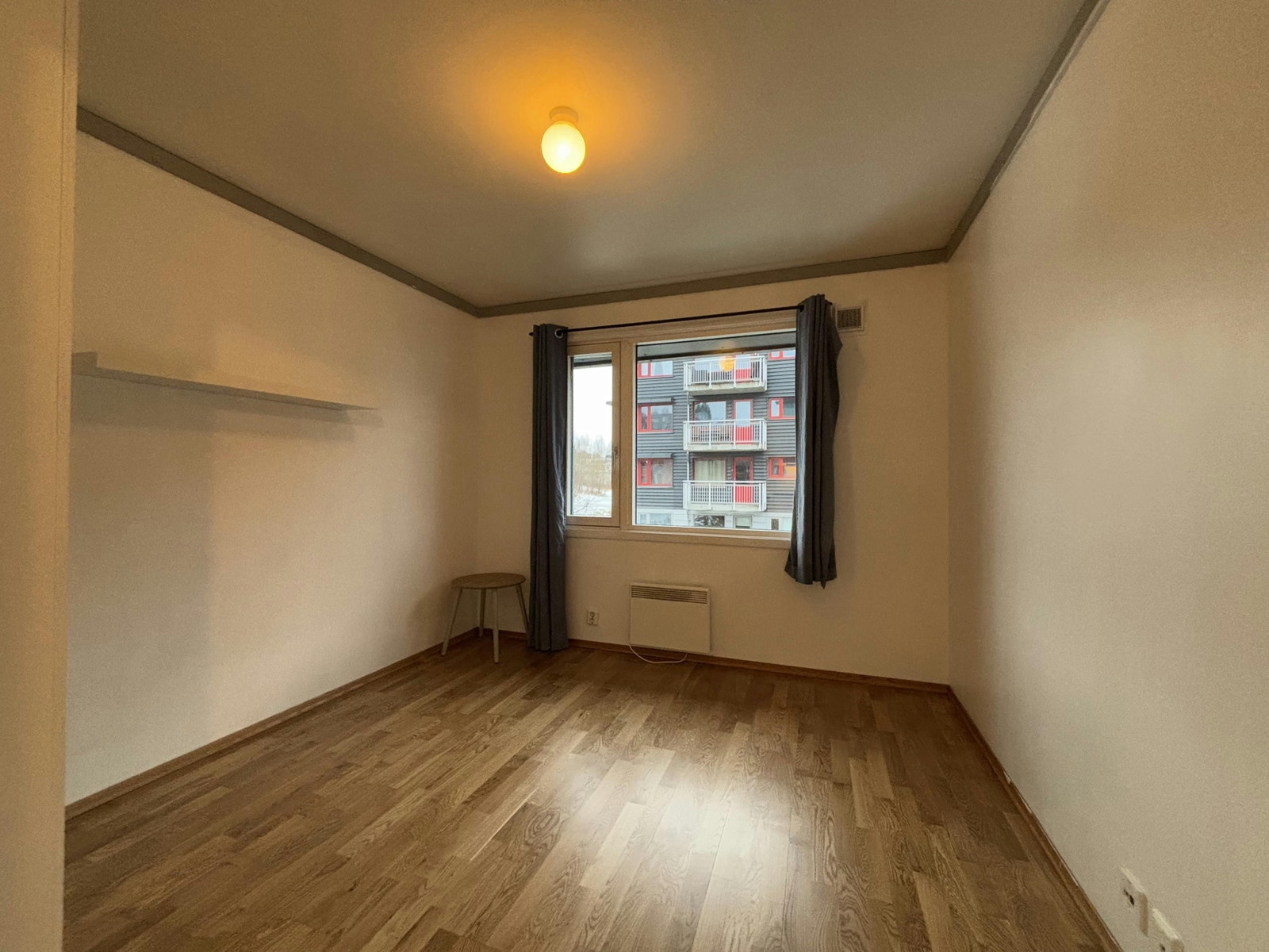 Romslig soverom/oppholdsrom hvor garderobeskap medfølger. Galleribilde