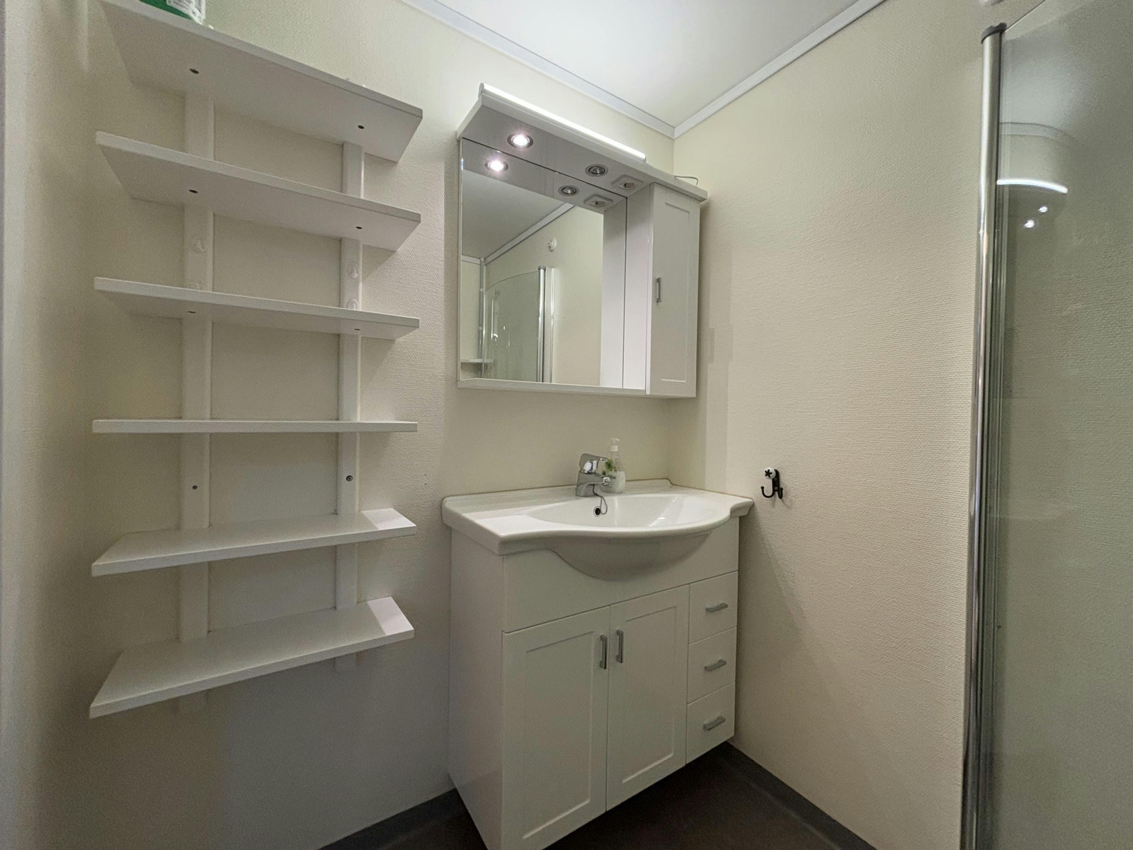 Borettslaget inneholder felles vaskeri og sykkelbod i kjelleren for beboerne. Galleribilde