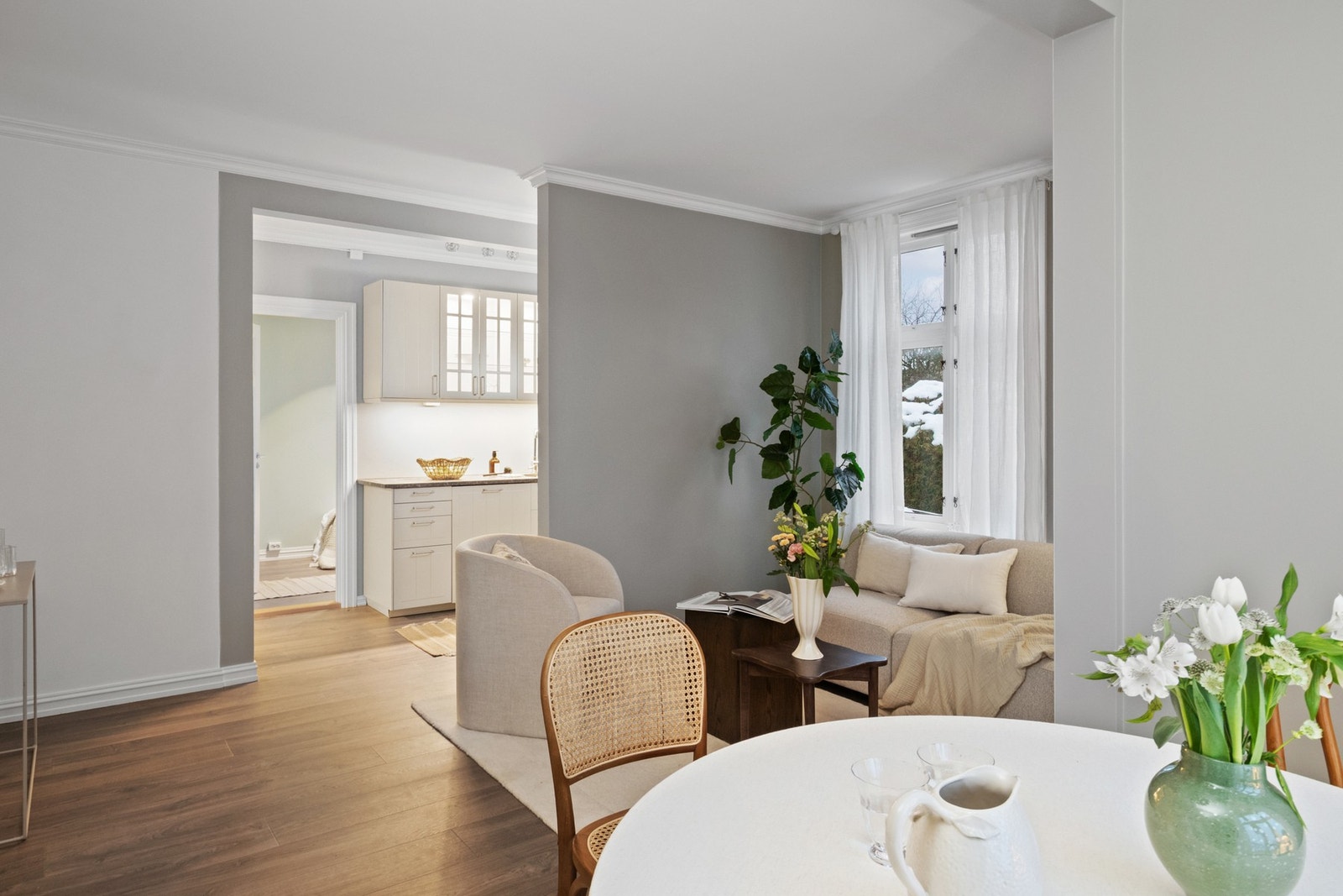 Det er god plass til både sofagruppe og spisebord. Galleribilde