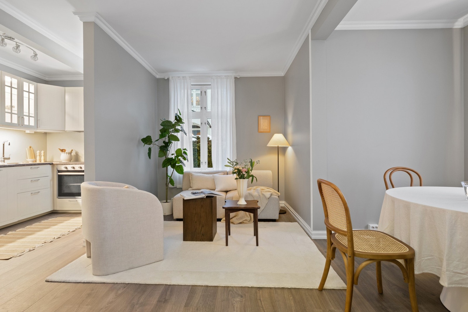 Stuen er romslig og innbydende, og ligger i åpen løsning mot kjøkkenet. Galleribilde