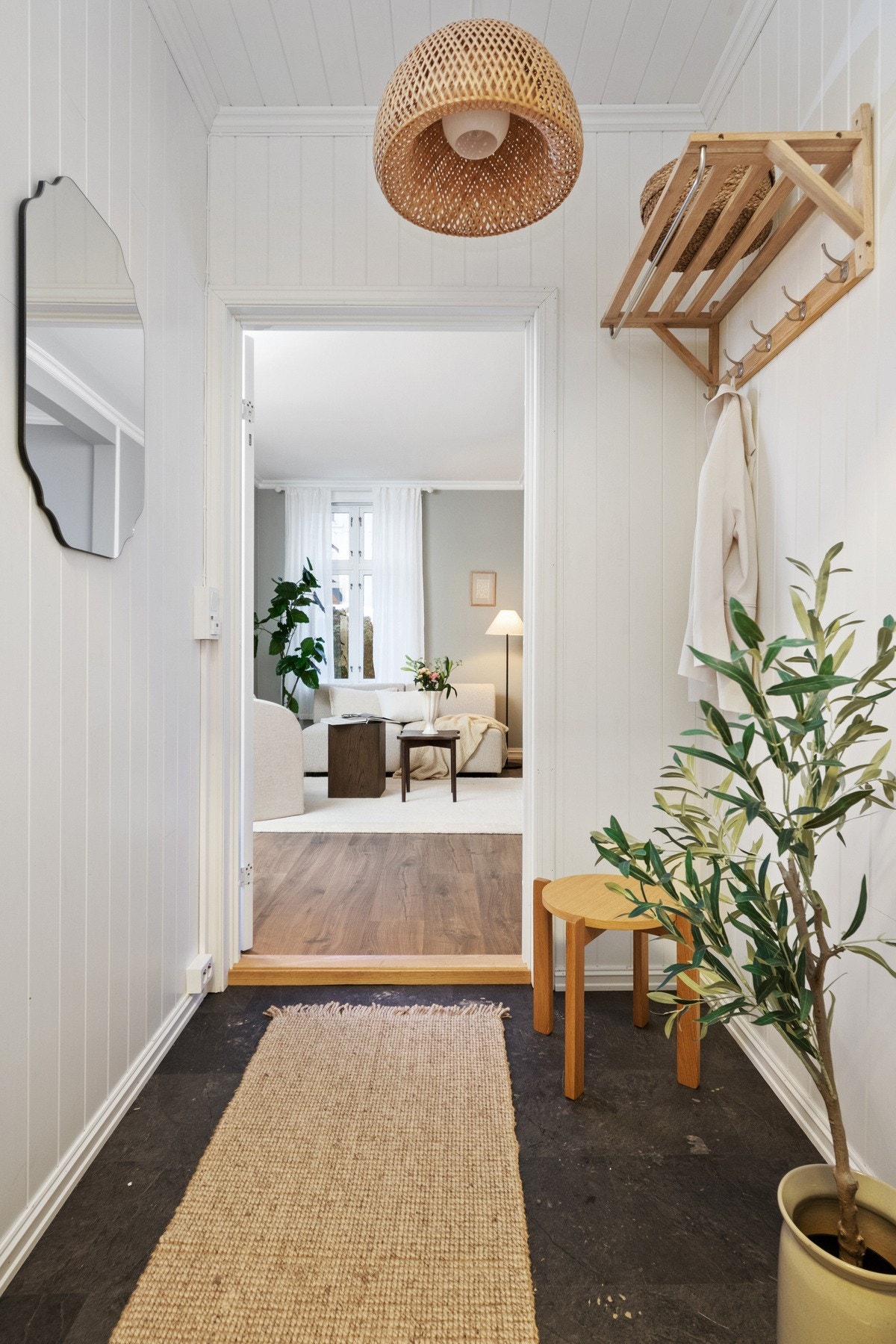 Praktisk entré med gode innredningsmuligheter for knagger og skohyller. Galleribilde