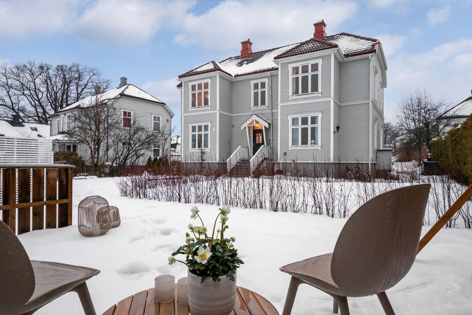 Leiligheten har en svært sentral beliggenhet med gangavstand til sentrum, tog, sykehuset og Farmandstredet. Galleribilde