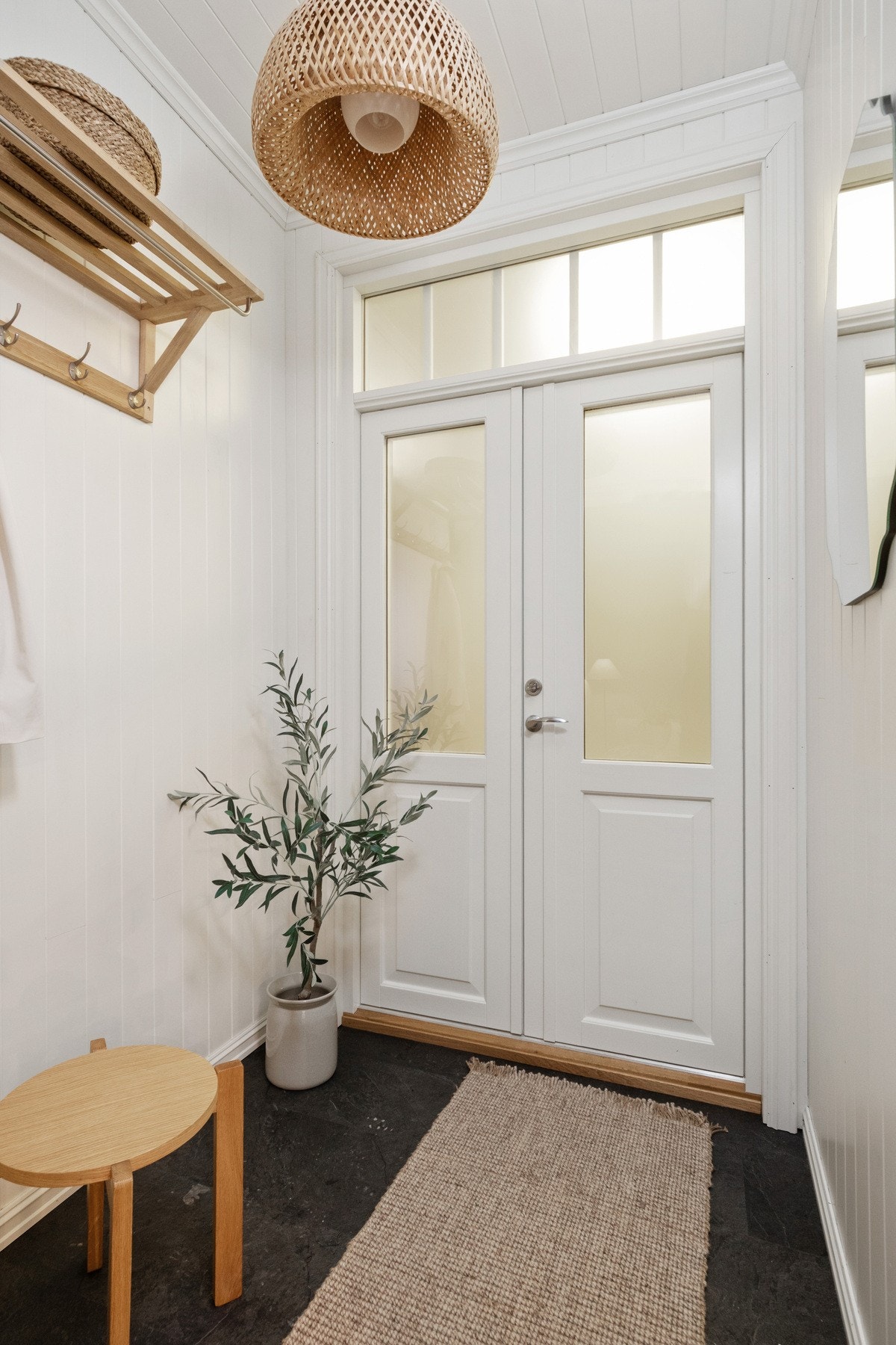 Flott, dobbelfløyet entrédør med frostet glass som gir et pent førsteinntrykk. Galleribilde