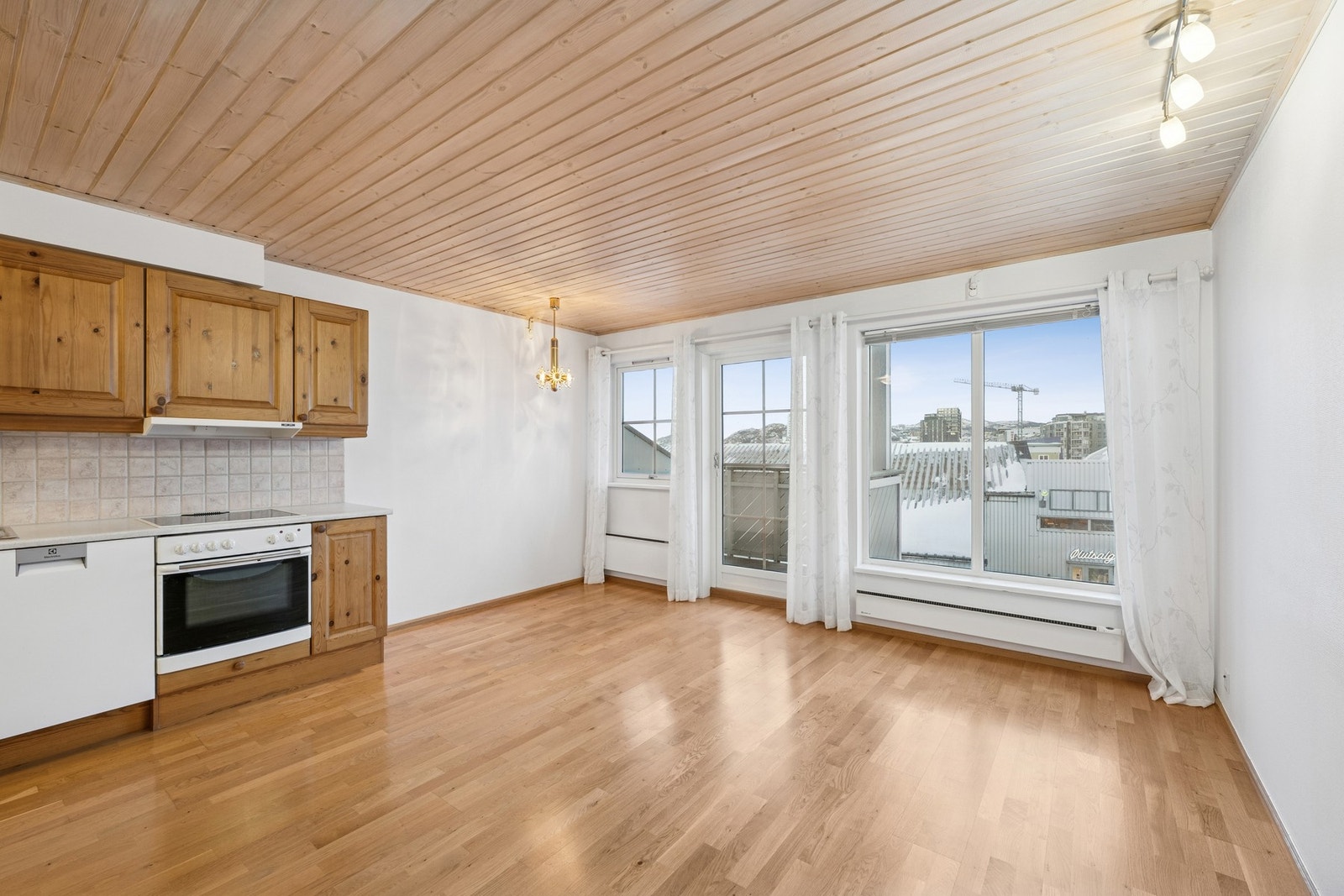 Stue/ kjøkken i åpen løsning med god plass til sitte- og spisegruppe. Galleribilde