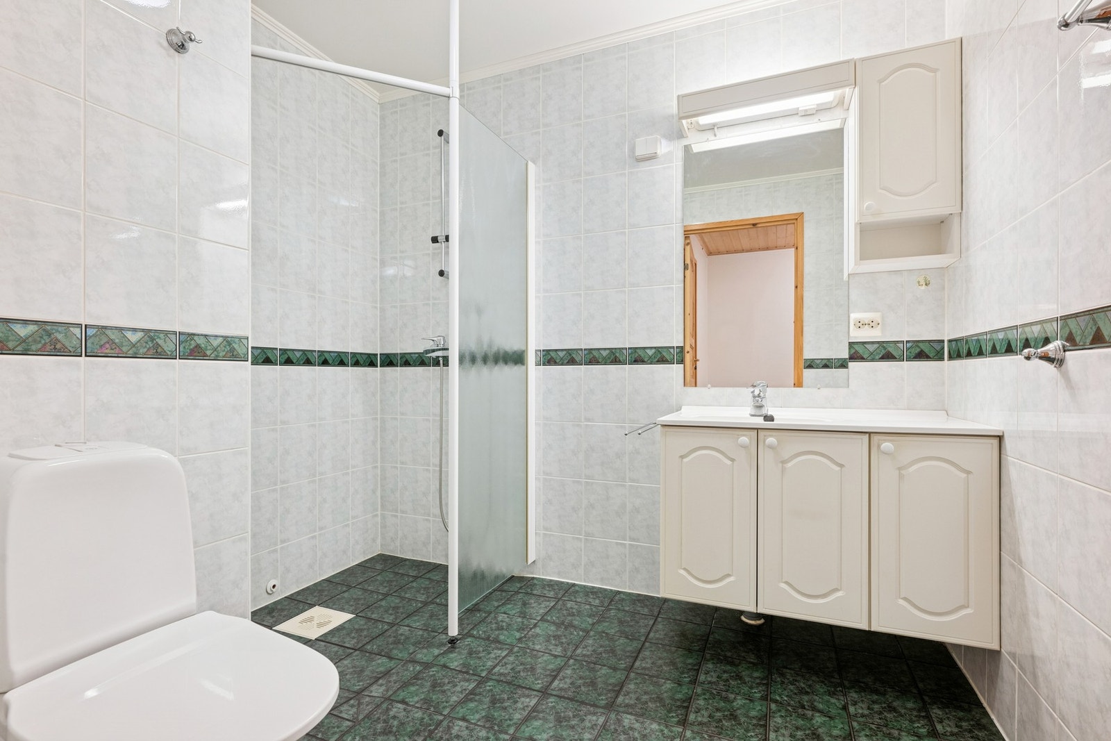 Badet er flislagt og er av god størrelse. Galleribilde