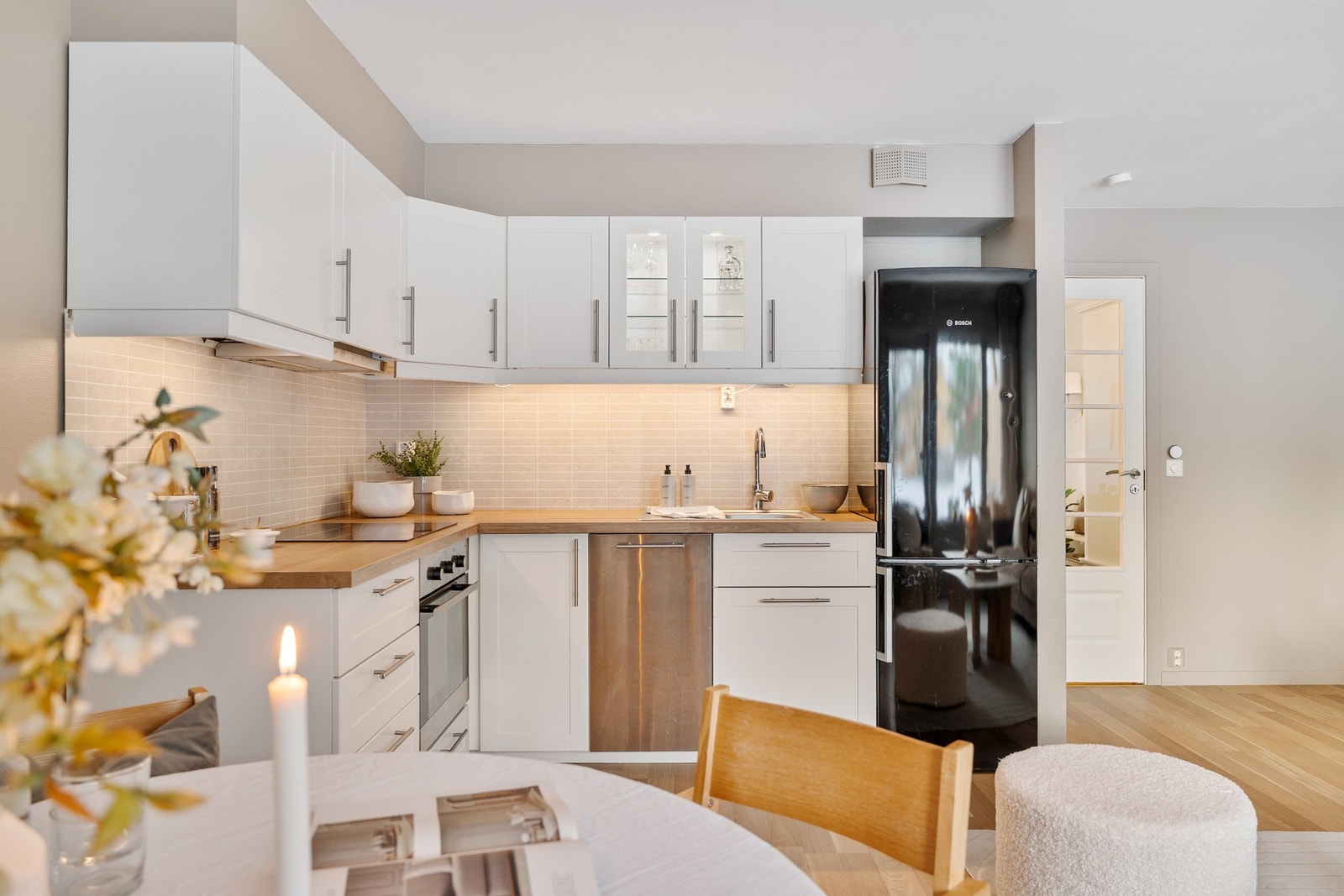 Oppgradert i 2015. God plass til oppbevaring, både på kjøkken og i gang. Galleribilde