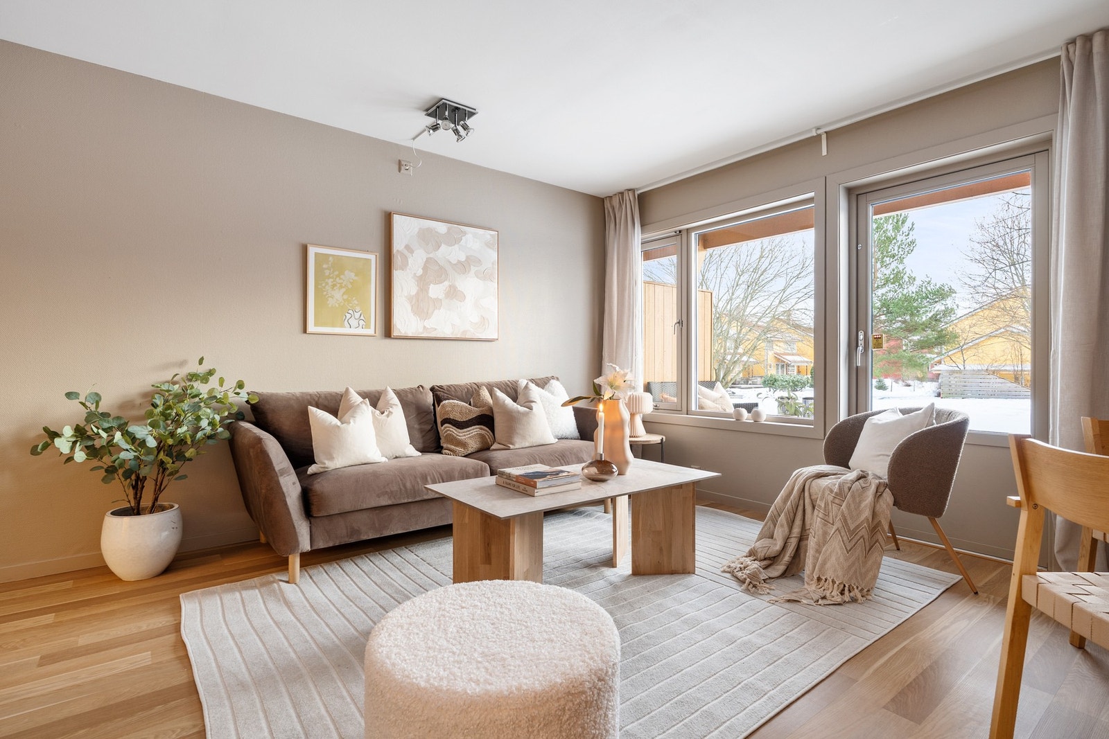 Fellesutgifter inkluderer kabel-tv/internett, bygningsforsikring, vaktmestertjenester og vedlikehold m.m. Galleribilde