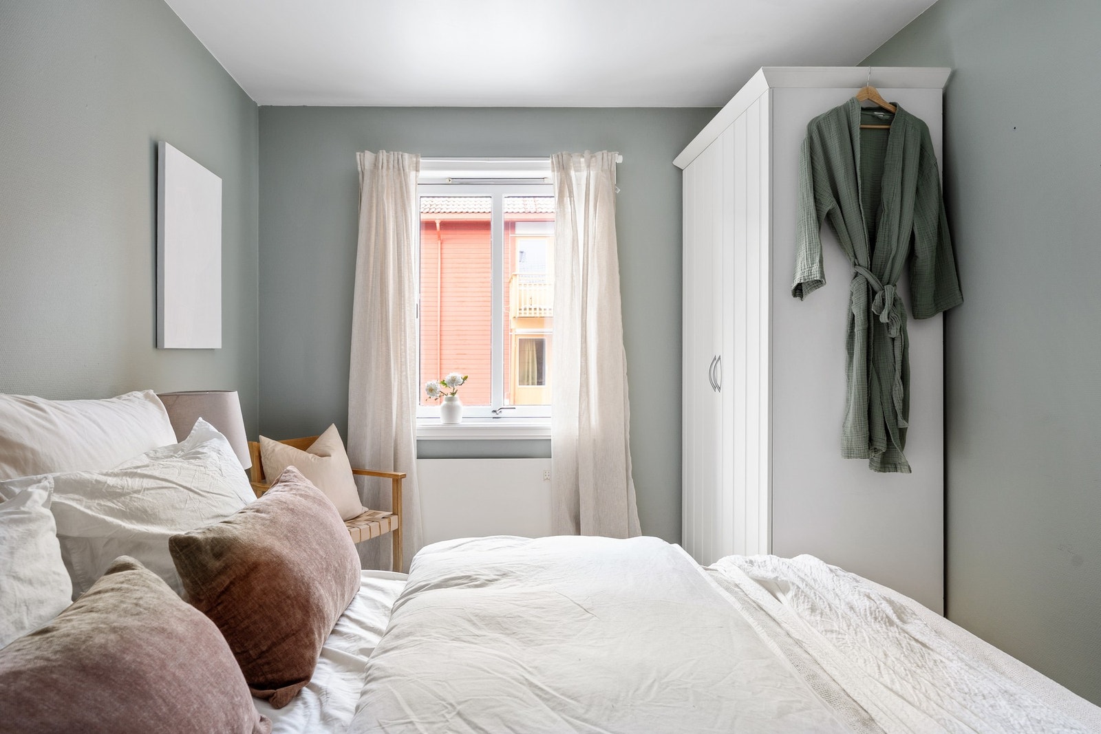 Soverommet ligger rolig og skjermet til, uten motorisert ferdsel utenfor. Galleribilde