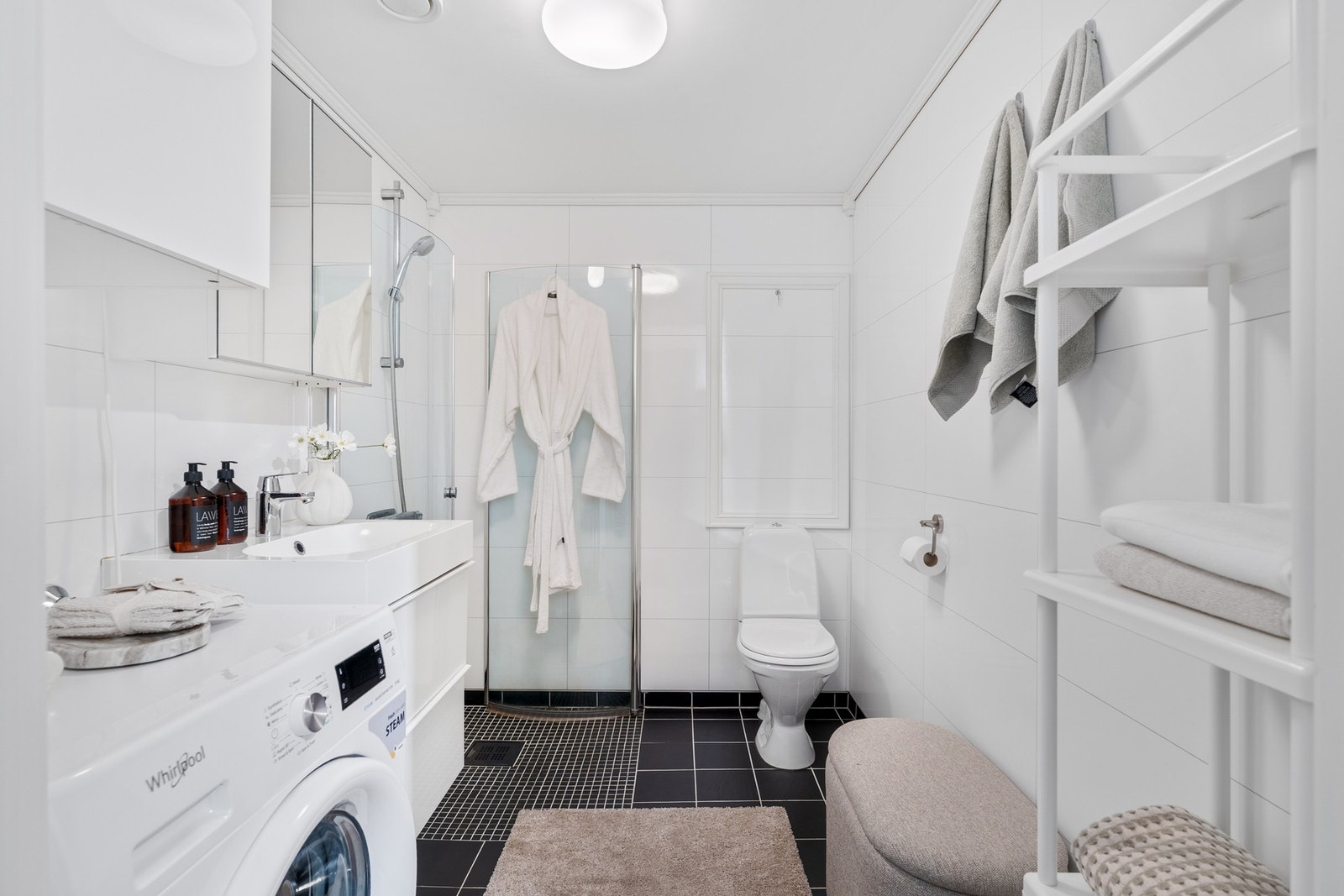 Delikat flislagt bad, med behagelig varme i gulv. Galleribilde