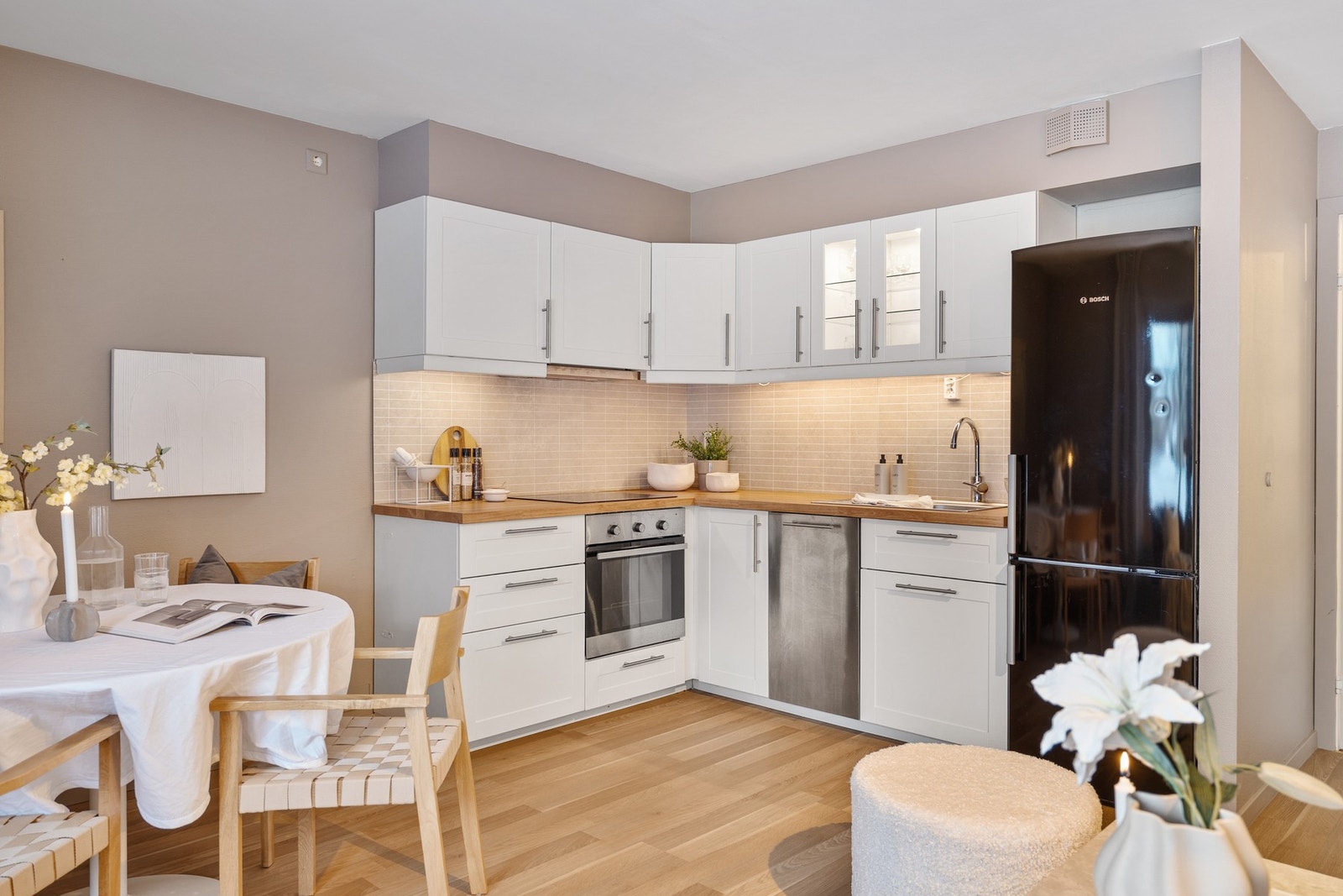 Integrerte hvitevarer består av platetopp, komfyr og oppvaskmaskin. Galleribilde