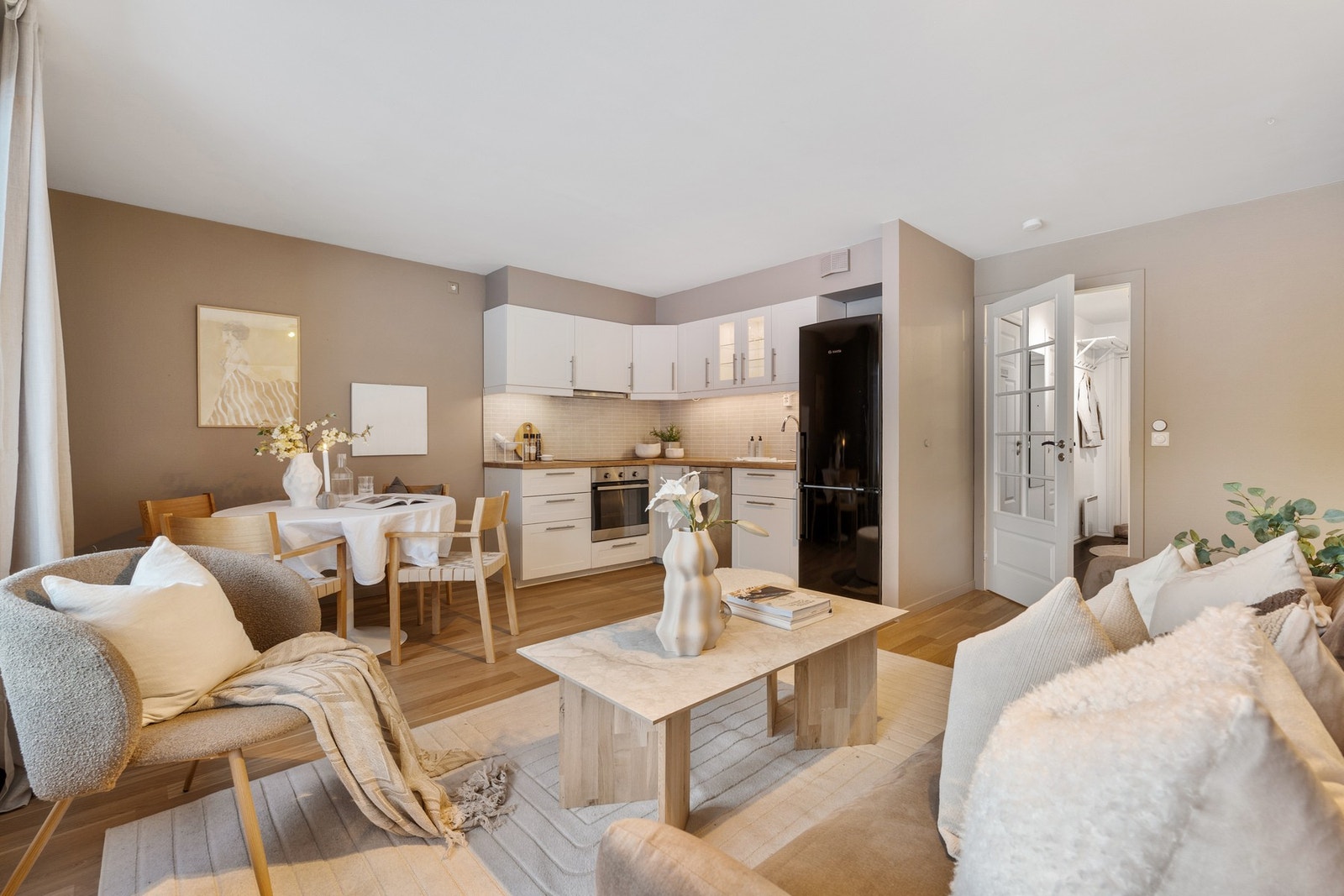 Leiligheten har godt inneklima med balansert ventilasjon. Selger opplyser om årlig strømforbruk på ca. 6000 kWh i 2025. Galleribilde