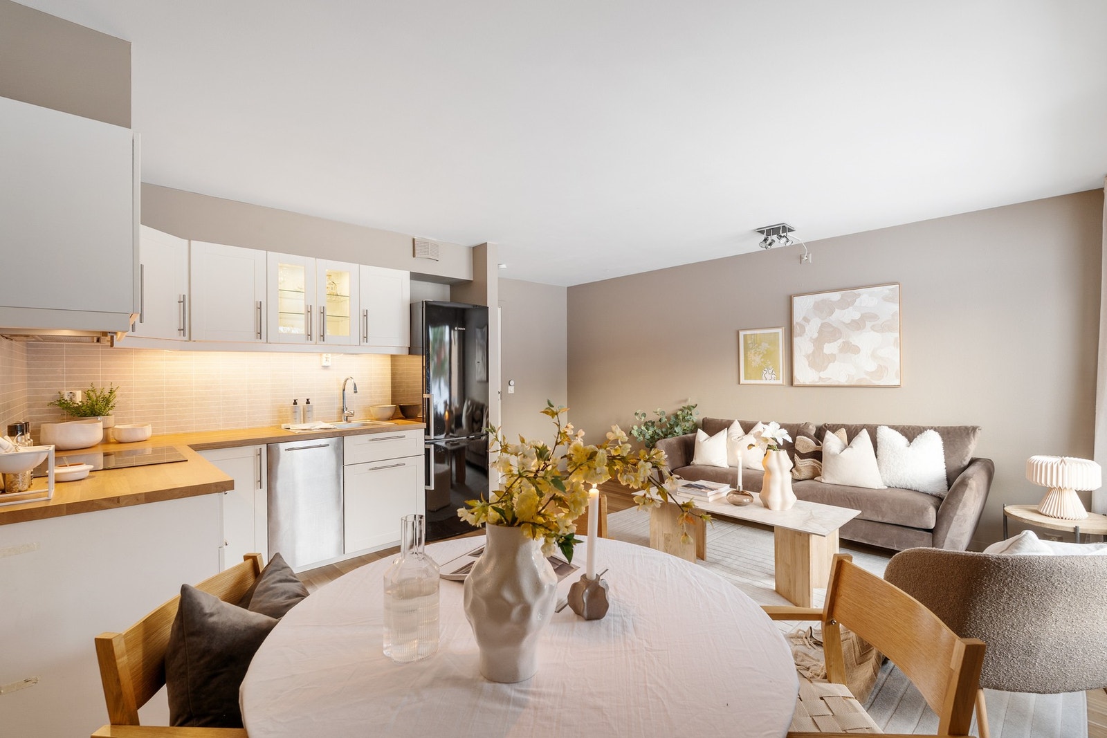 Hvitt, stilrent kjøkken. Galleribilde