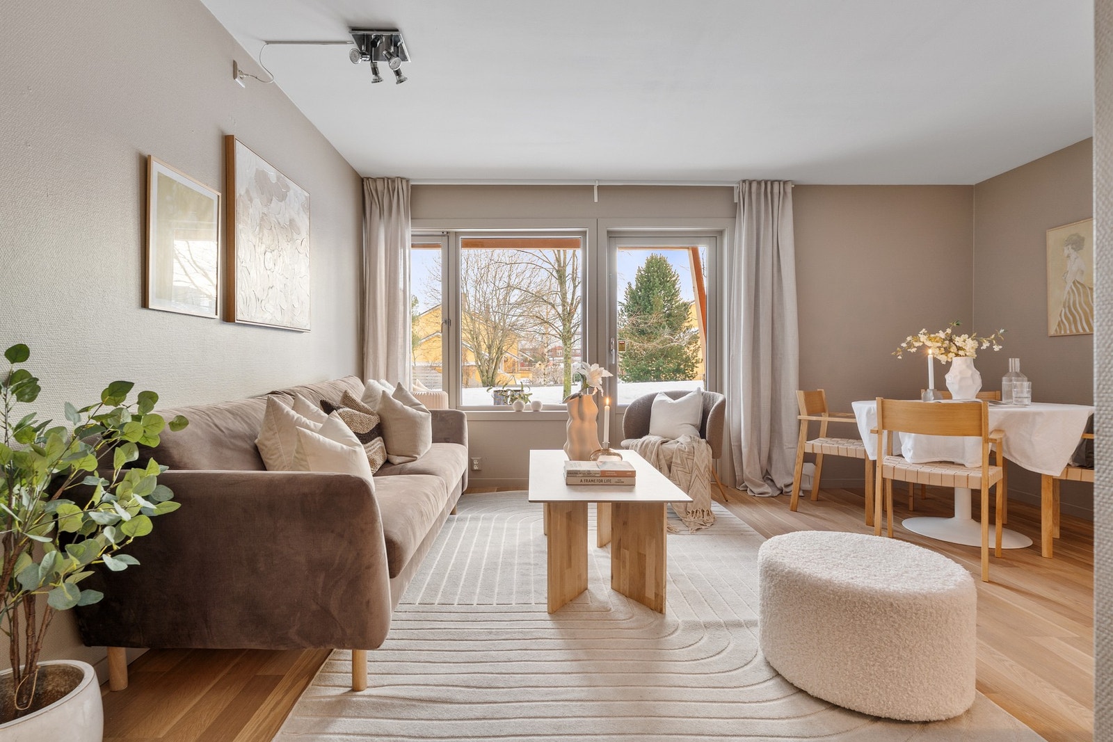 Store vindusflater gir masse lys og luft. Galleribilde