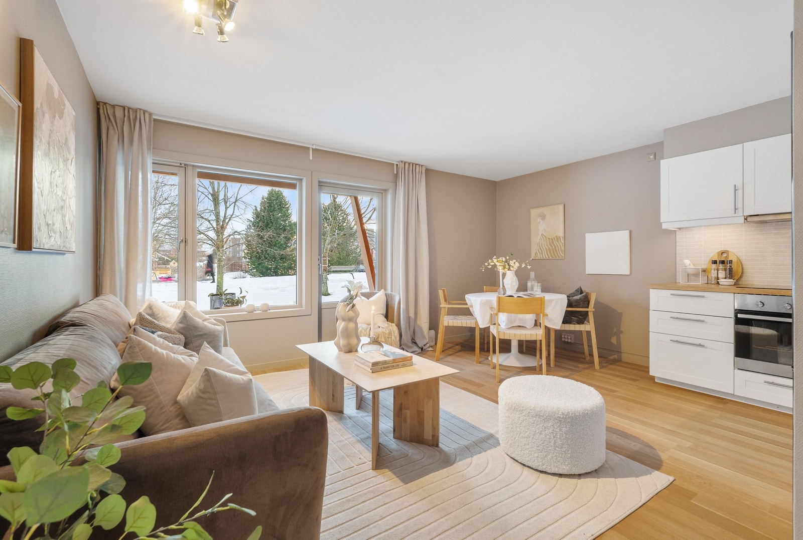 Leiligheten har en lys og luftig stue- og kjøkkenløsning på 21,6 kvadratmeter. Galleribilde