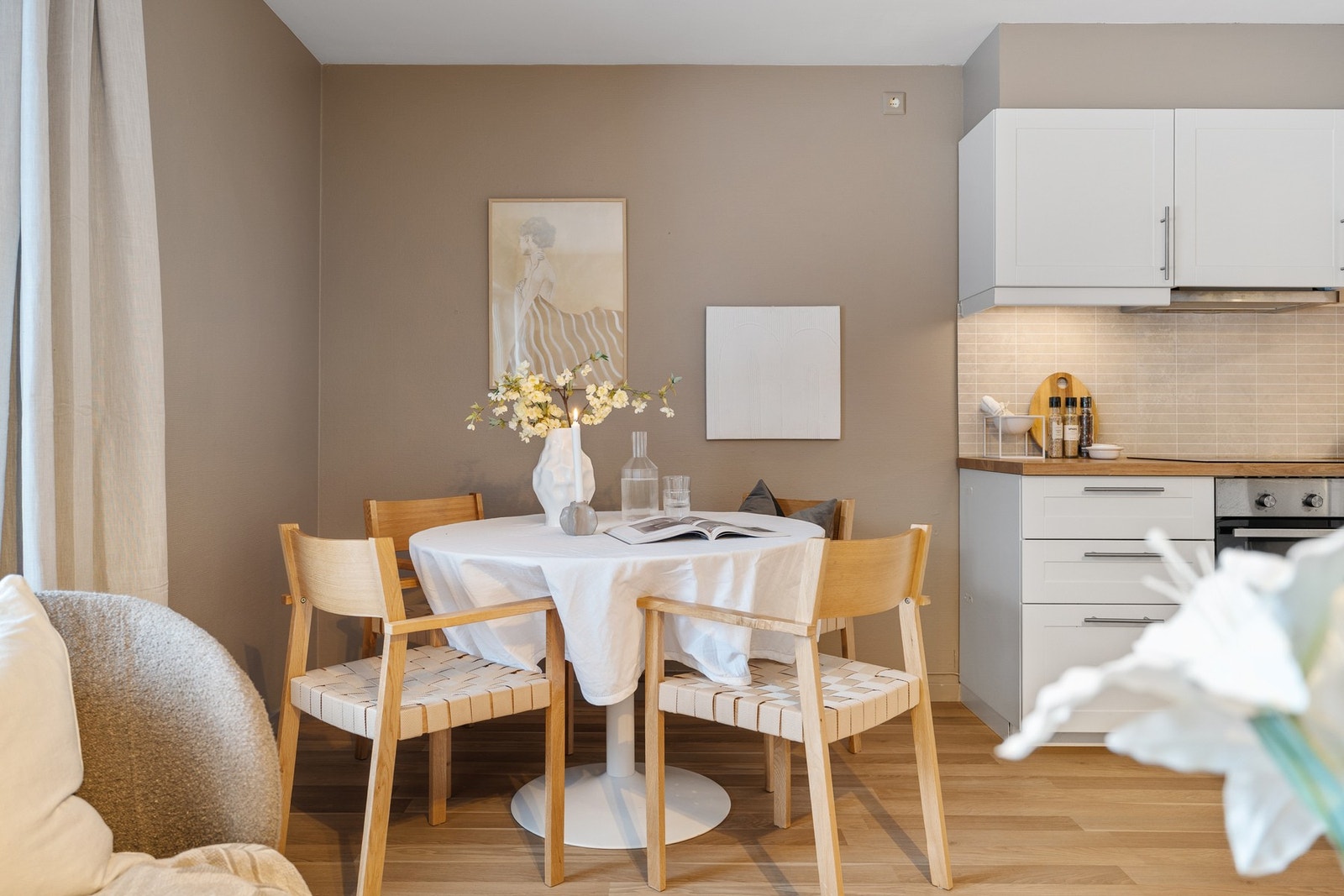 Lettstelt og god planløsning. Romslig, mulig med spisebord i hjørnet. Galleribilde