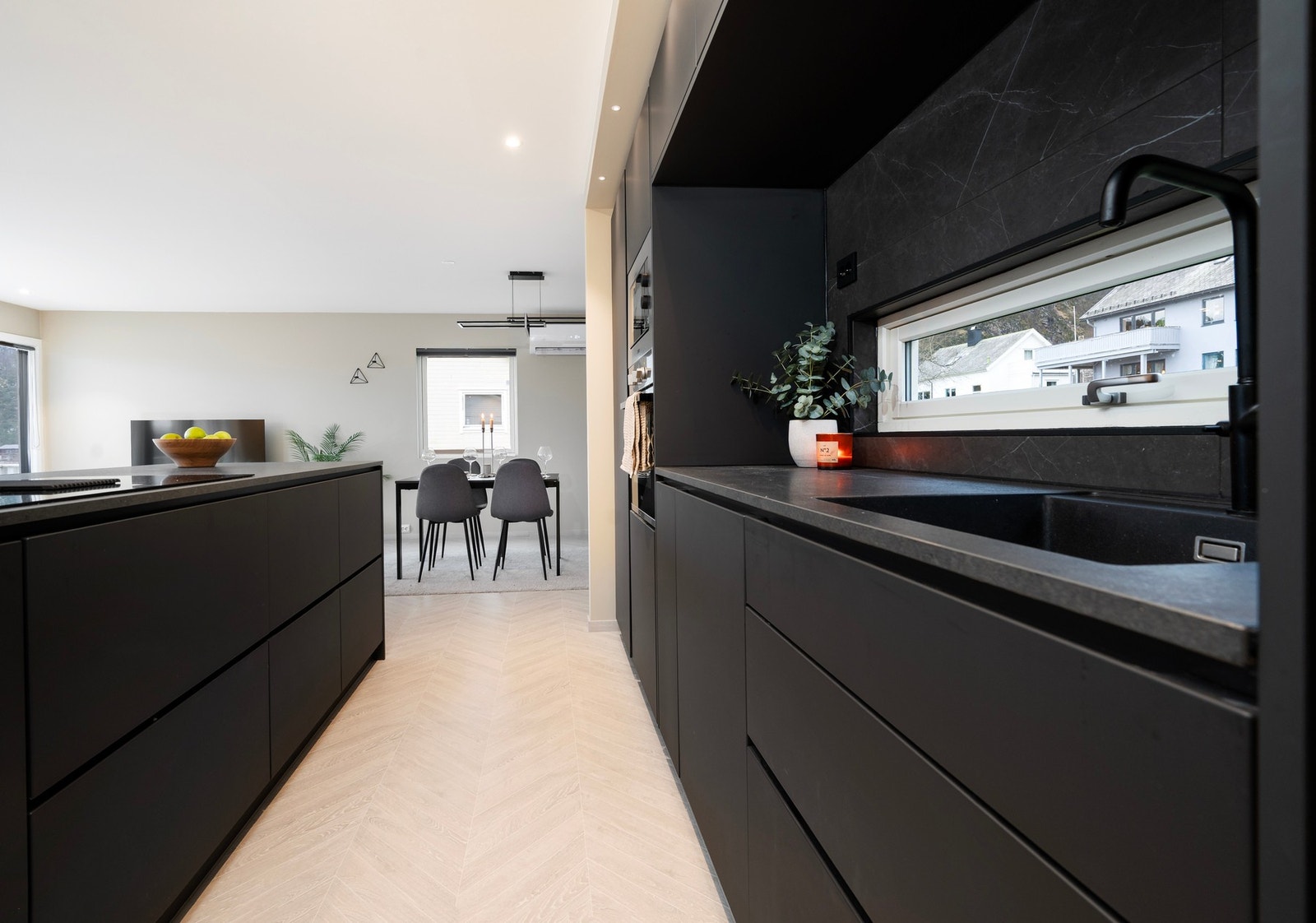 Kjøkkenet er godt utstyrt og har godt med oppbevaringsplass. Galleribilde