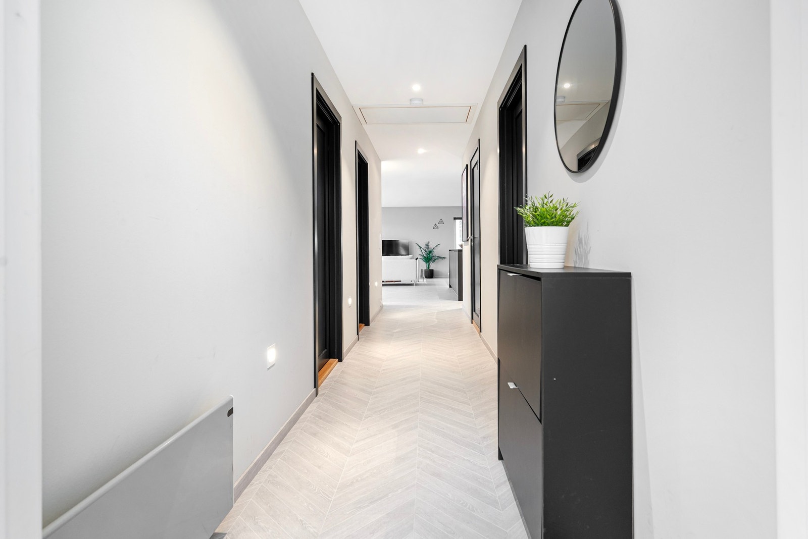 Boligen har kryploft som sikrer god oppbevaringsplass - legg merke til spottene langs gulv. Galleribilde