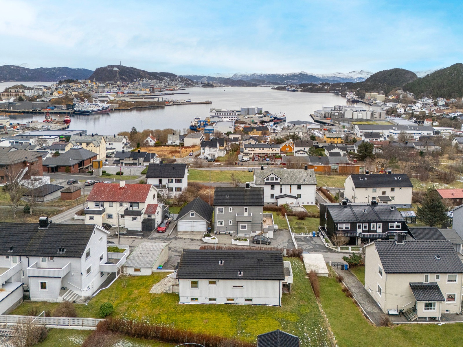 Det er også kort veg til offentlig kommunikasjon og treningssenter. Galleribilde